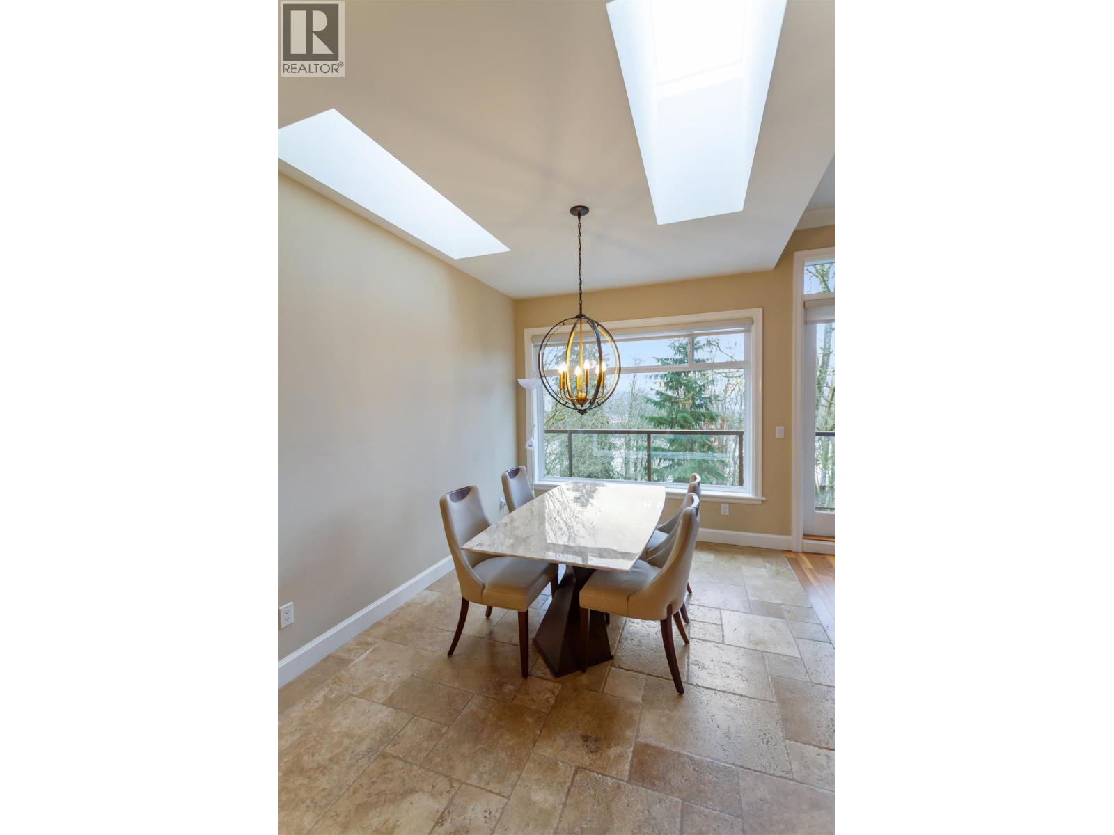 5521 Bessborough Drive, Burnaby, British Columbia  V5B 1E1 - Photo 8 - R3067627