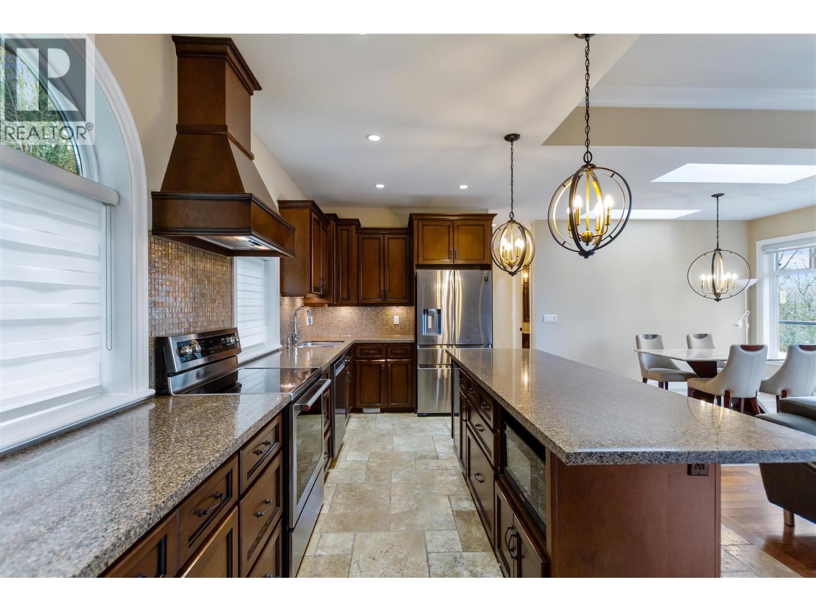 5521 Bessborough Drive, Burnaby, British Columbia  V5B 1E1 - Photo 12 - R3067627