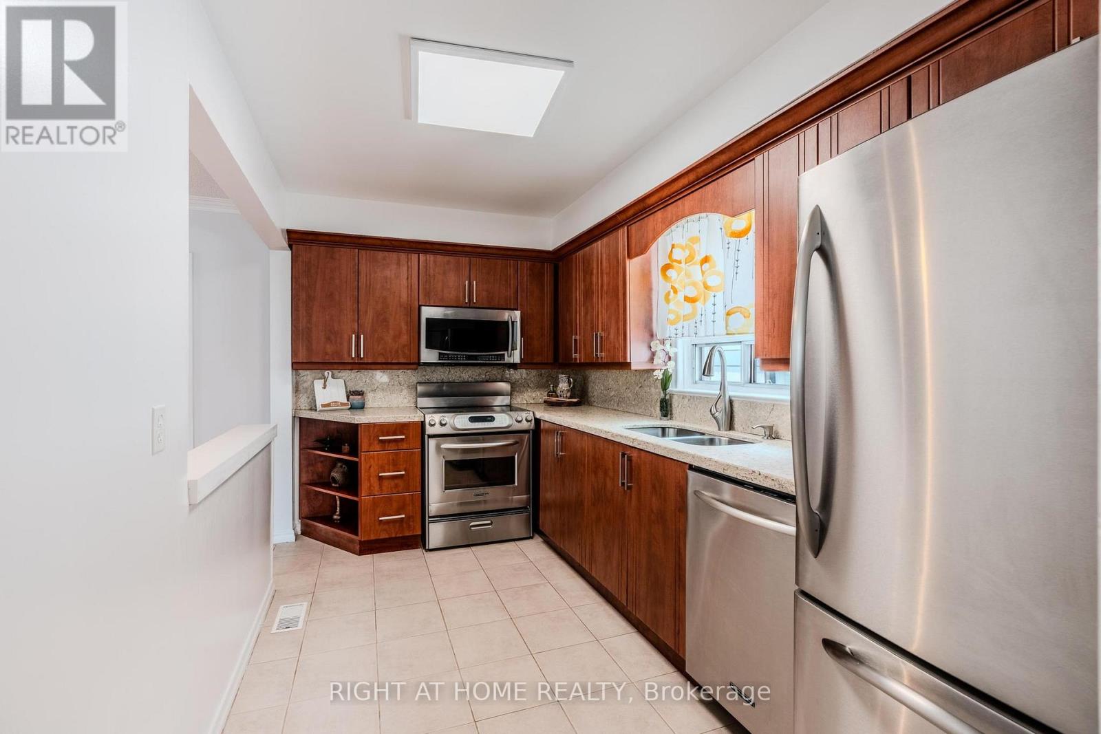 218 South Woodrow Boulevard, Toronto, Ontario  M1N 3L9 - Photo 3 - E12561028