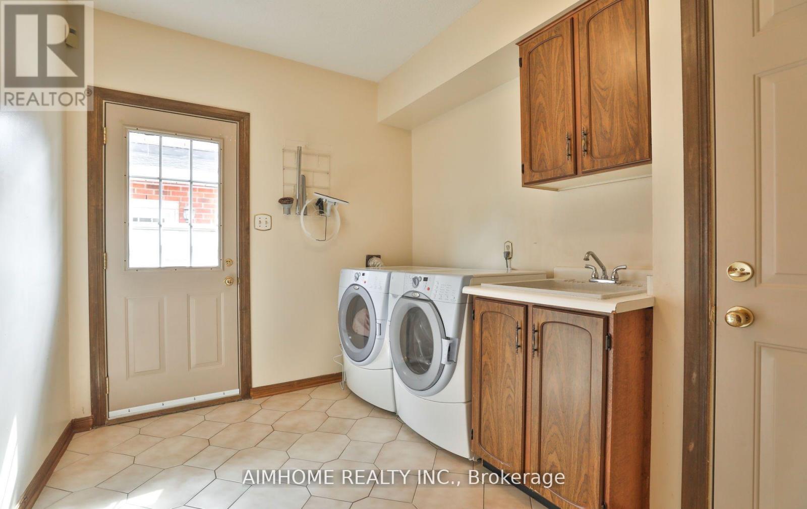 1339 Windrush Drive, Oakville, Ontario  L6M 1W4 - Photo 19 - W12561032