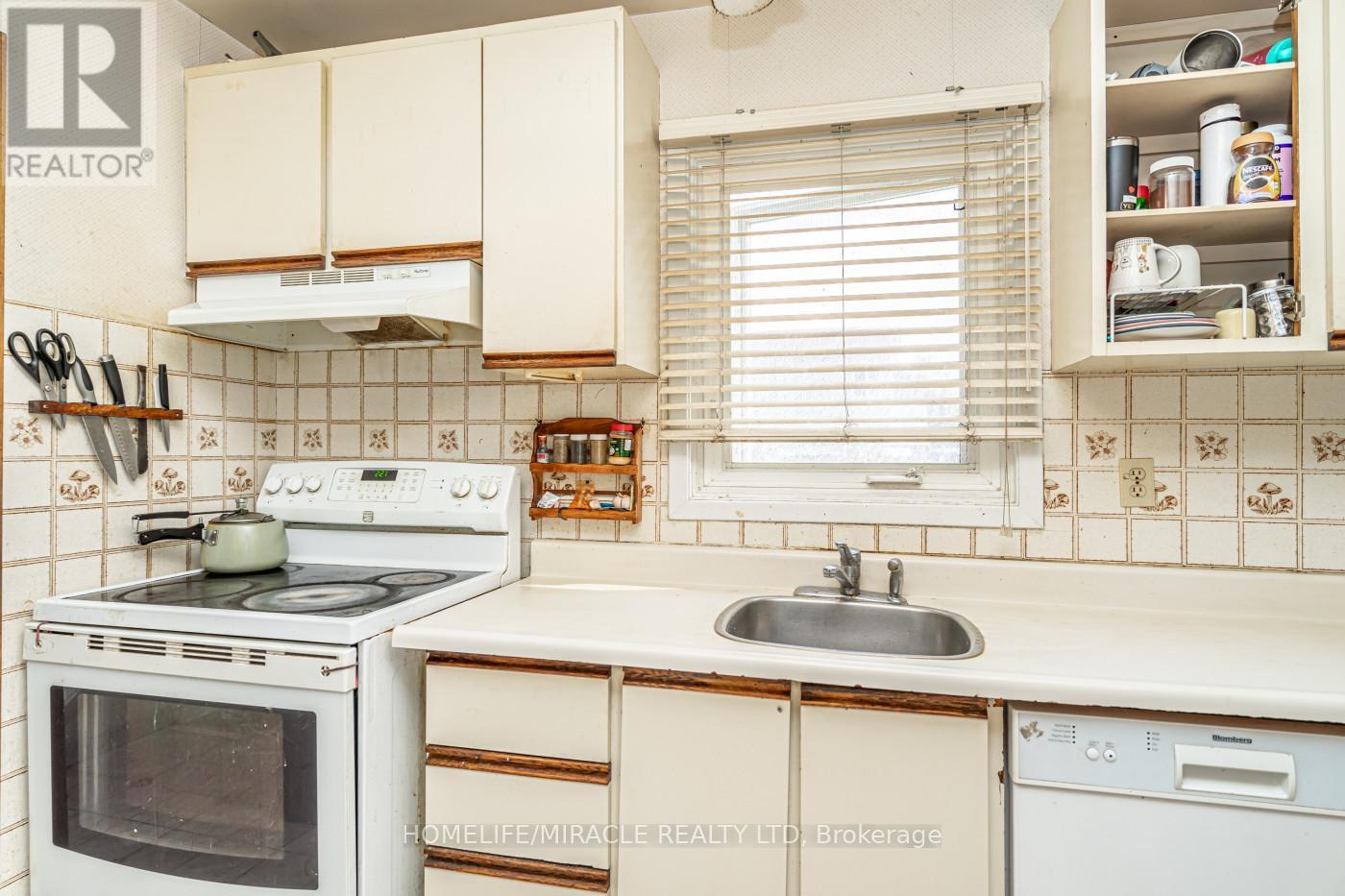 5 Holmcrest Court, Brampton, Ontario  L6S 1R6 - Photo 8 - W12513758