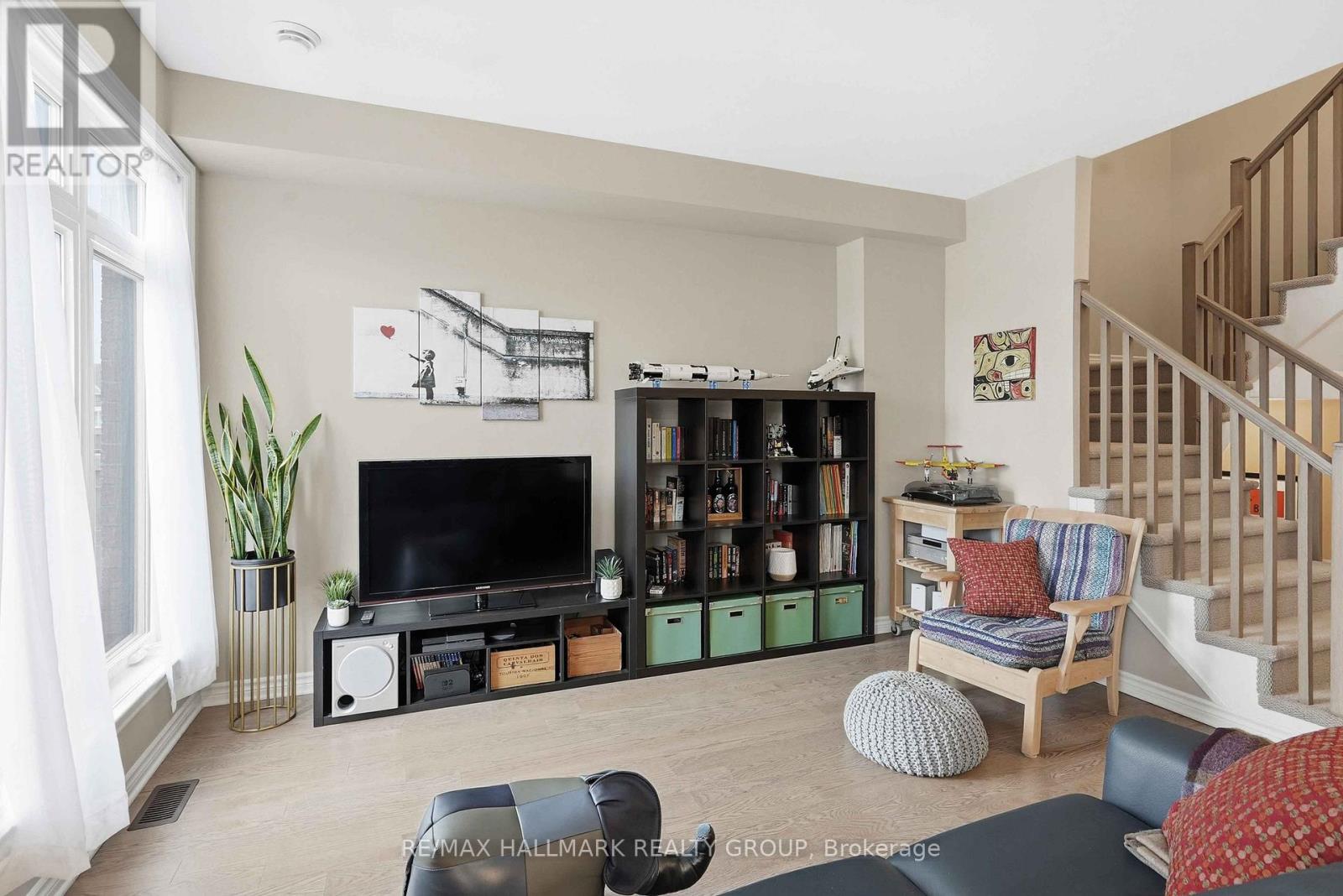 210 Hawkmere Way, Ottawa, Ontario K1T 0R5 - Photo 13 - X12561048