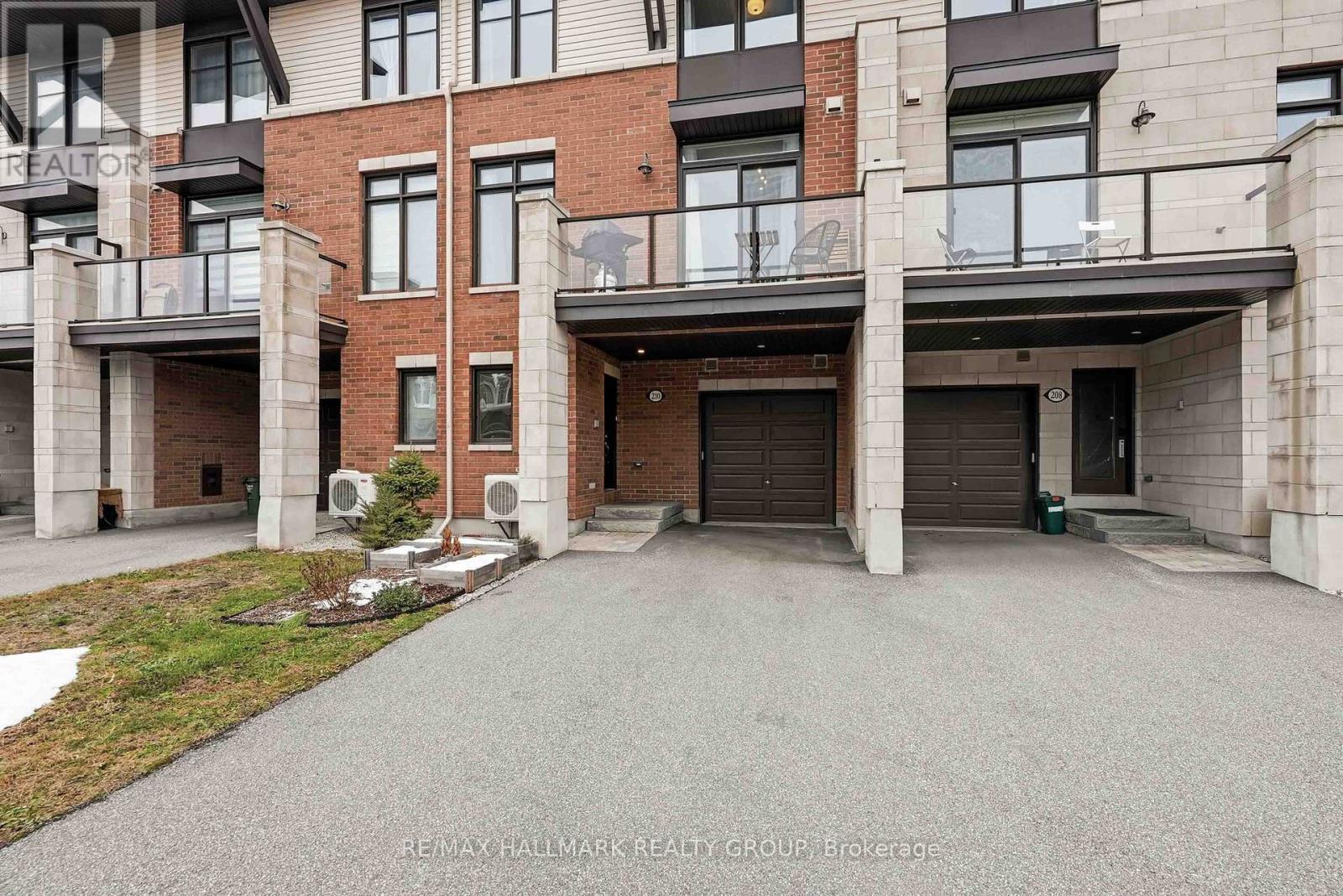 210 Hawkmere Way, Ottawa, Ontario K1T 0R5 - Photo 2 - X12561048