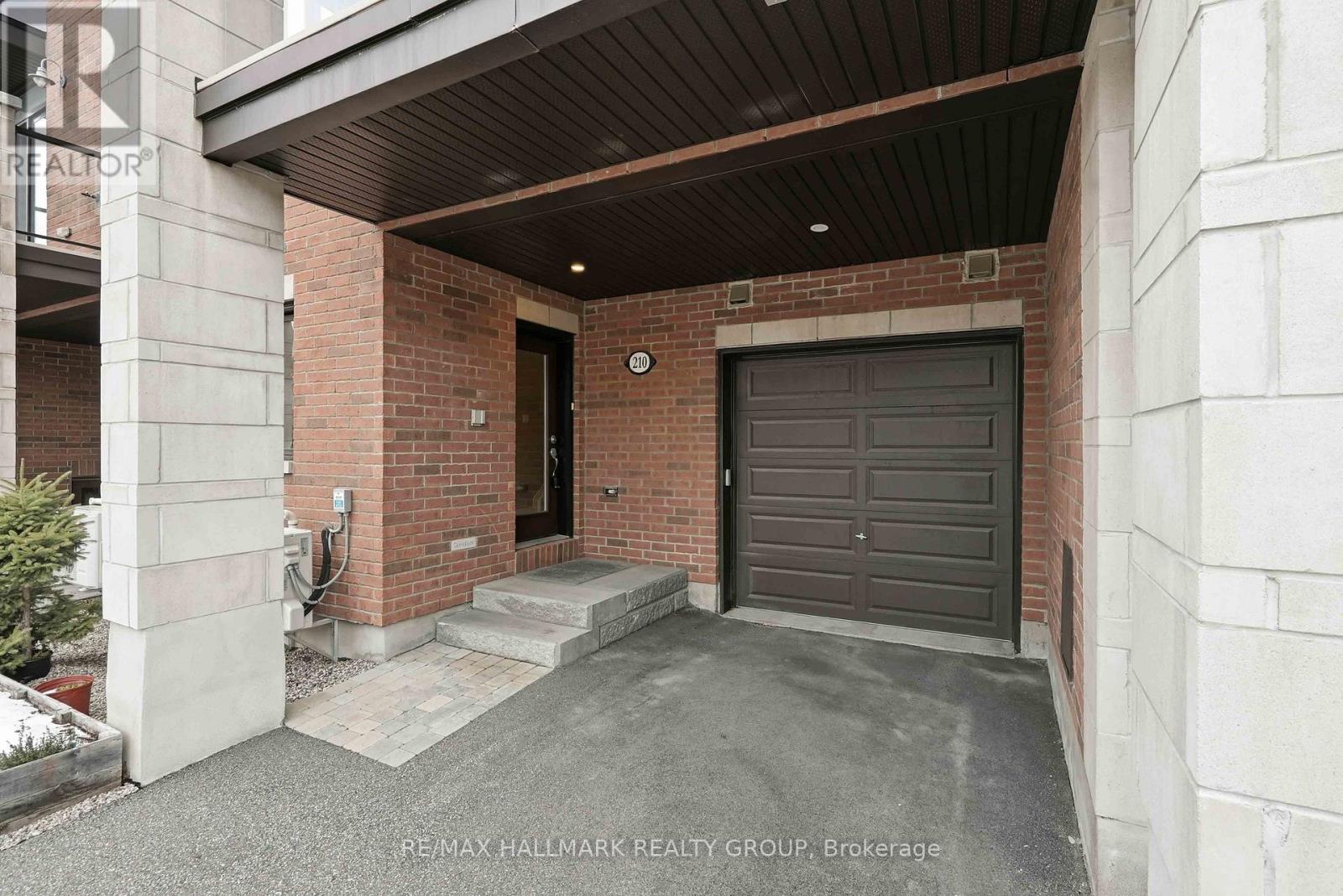 210 Hawkmere Way, Ottawa, Ontario K1T 0R5 - Photo 3 - X12561048