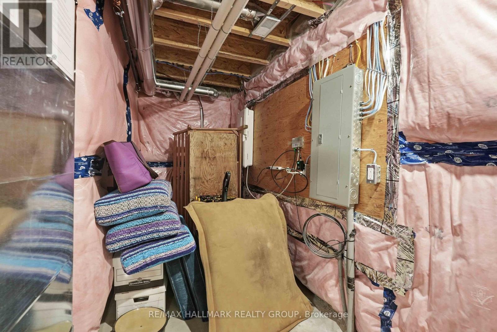 210 Hawkmere Way, Ottawa, Ontario K1T 0R5 - Photo 32 - X12561048