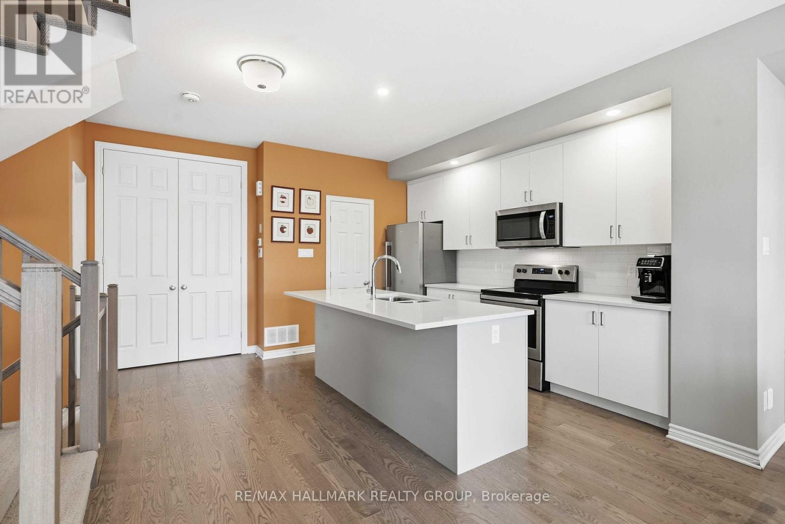 210 Hawkmere Way, Ottawa, Ontario K1T 0R5 - Photo 5 - X12561048