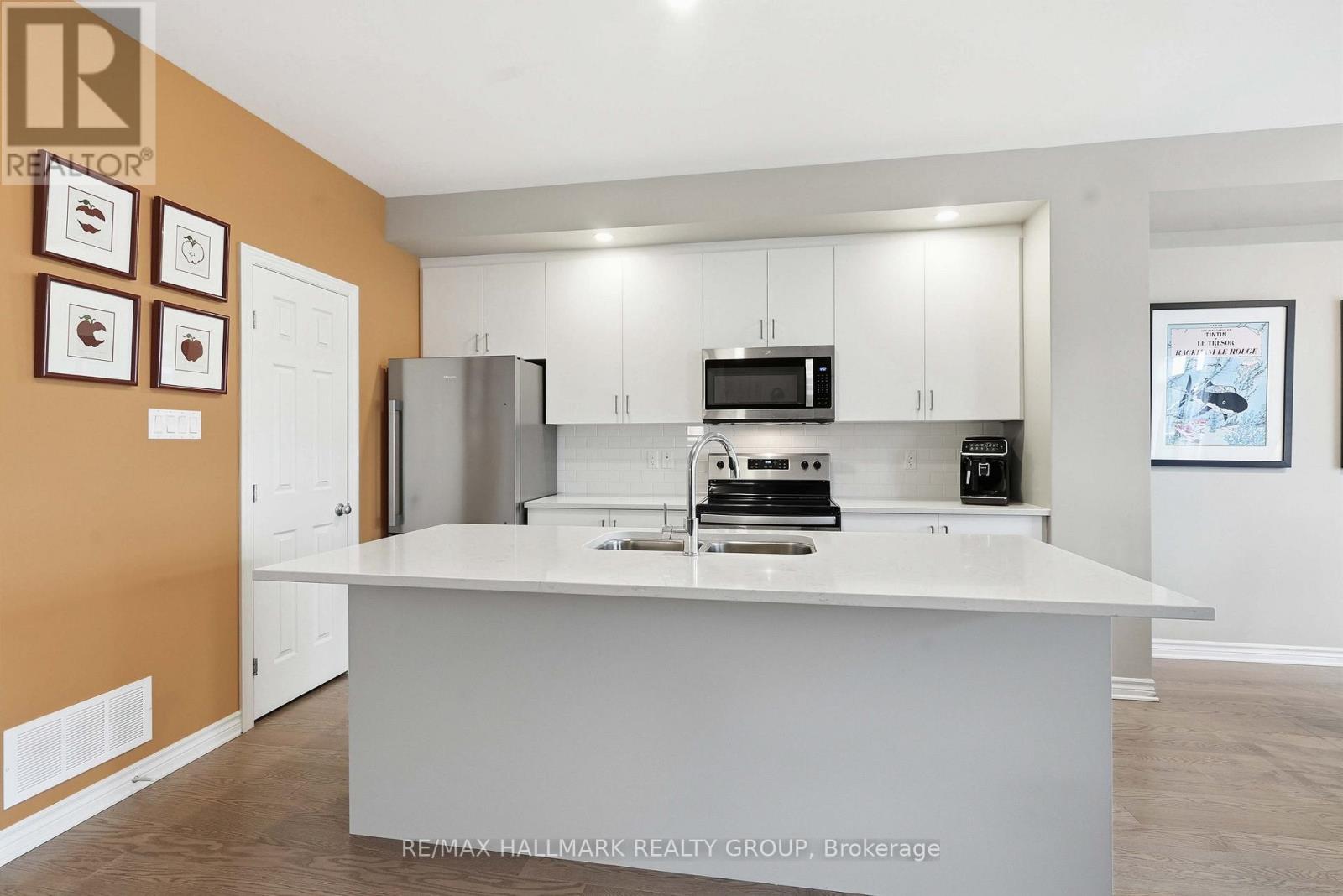 210 Hawkmere Way, Ottawa, Ontario K1T 0R5 - Photo 7 - X12561048