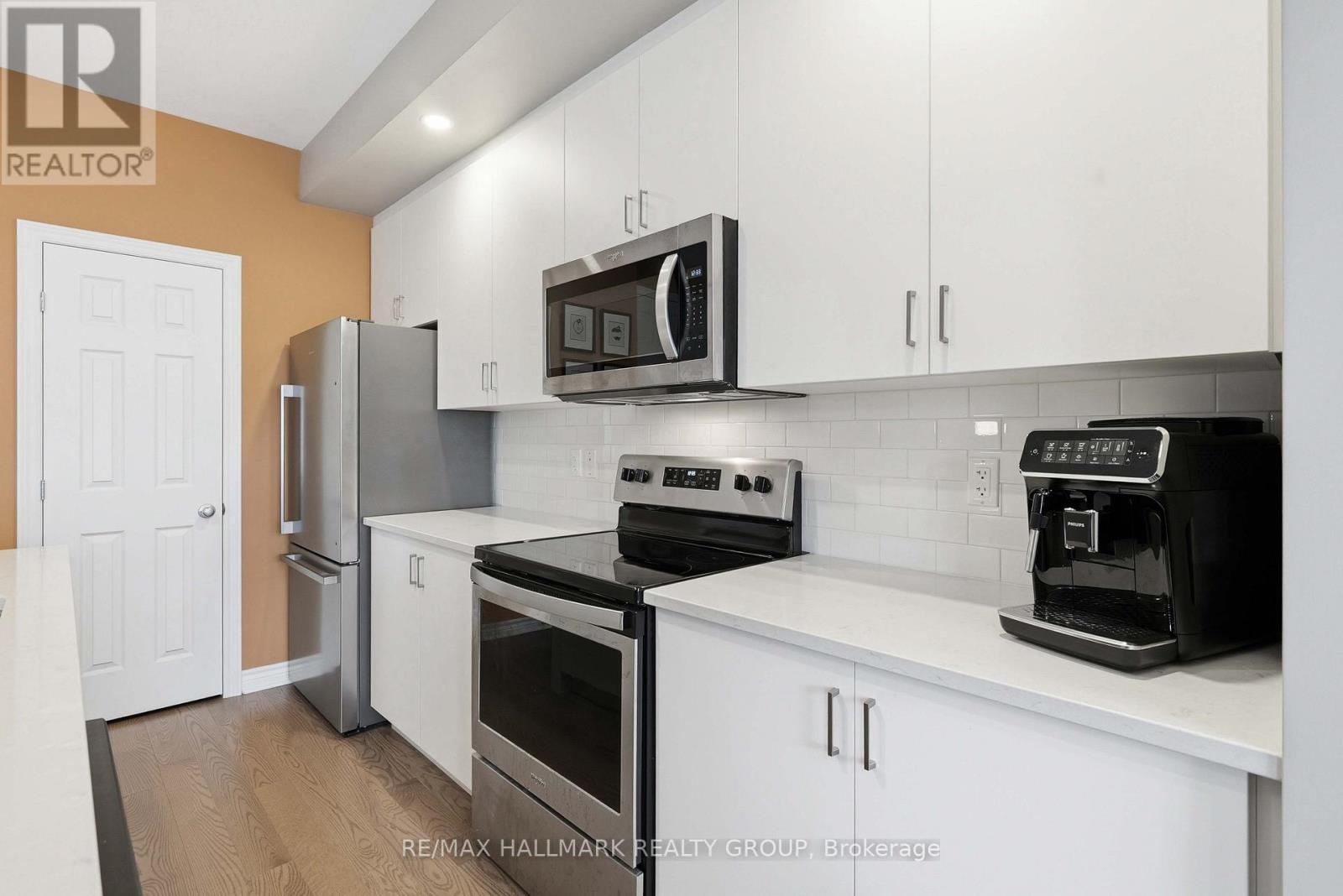 210 Hawkmere Way, Ottawa, Ontario K1T 0R5 - Photo 8 - X12561048