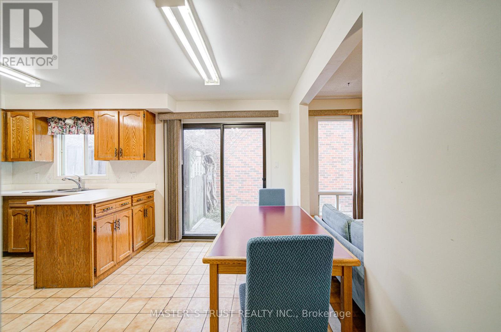 34 Denby Court, Markham, Ontario  L3R 4P6 - Photo 10 - N12561060