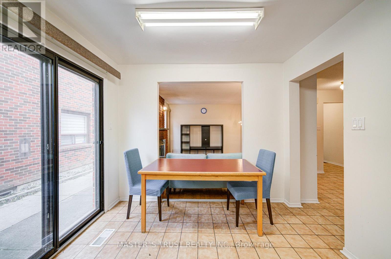 34 Denby Court, Markham, Ontario  L3R 4P6 - Photo 11 - N12561060