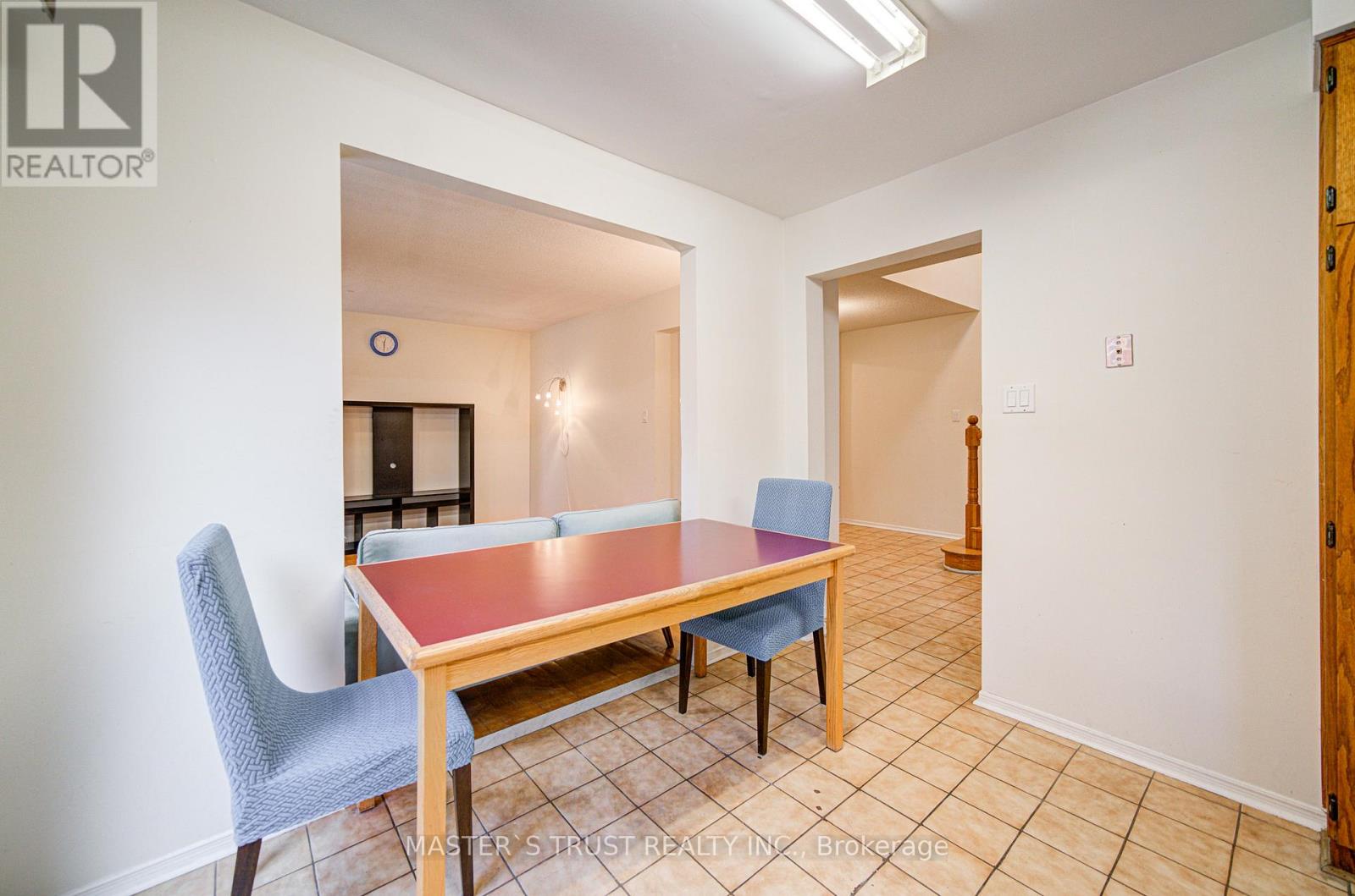 34 Denby Court, Markham, Ontario  L3R 4P6 - Photo 12 - N12561060