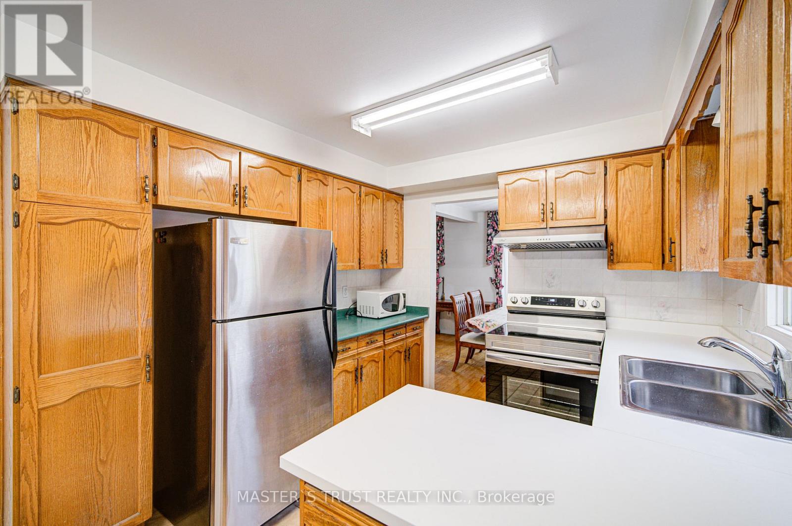 34 Denby Court, Markham, Ontario  L3R 4P6 - Photo 13 - N12561060