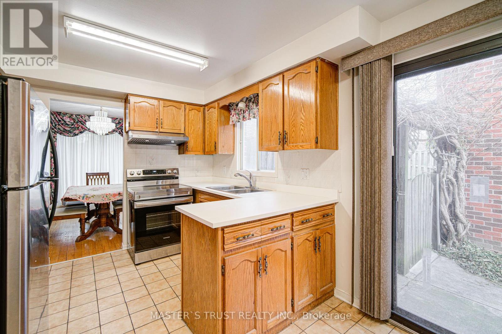 34 Denby Court, Markham, Ontario  L3R 4P6 - Photo 14 - N12561060