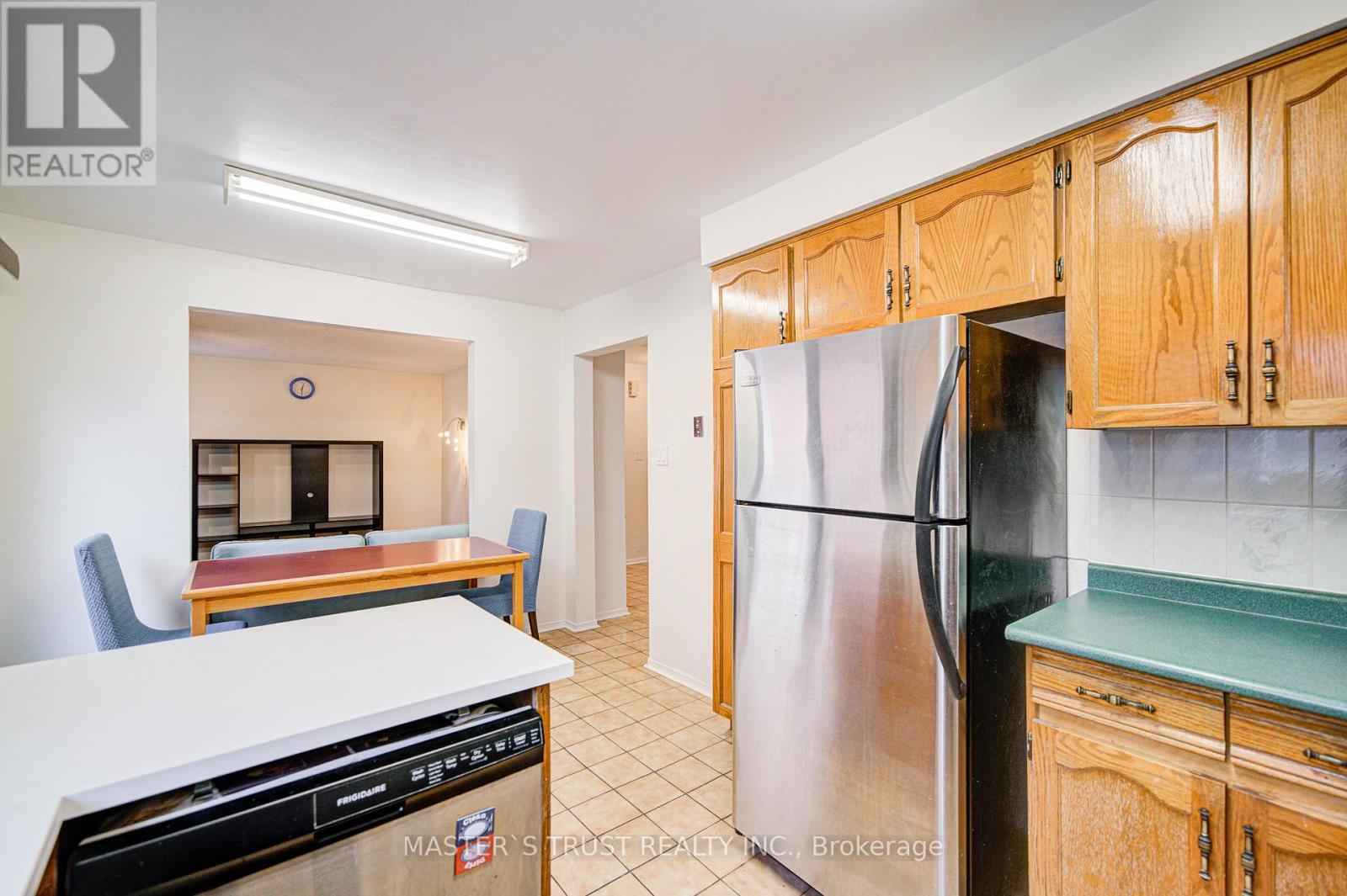 34 Denby Court, Markham, Ontario  L3R 4P6 - Photo 17 - N12561060