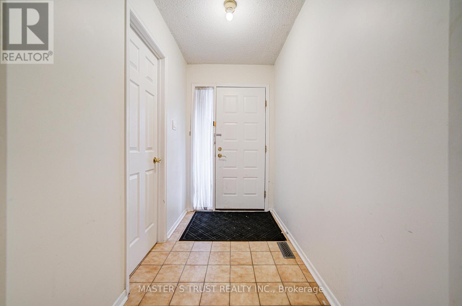 34 Denby Court, Markham, Ontario  L3R 4P6 - Photo 3 - N12561060