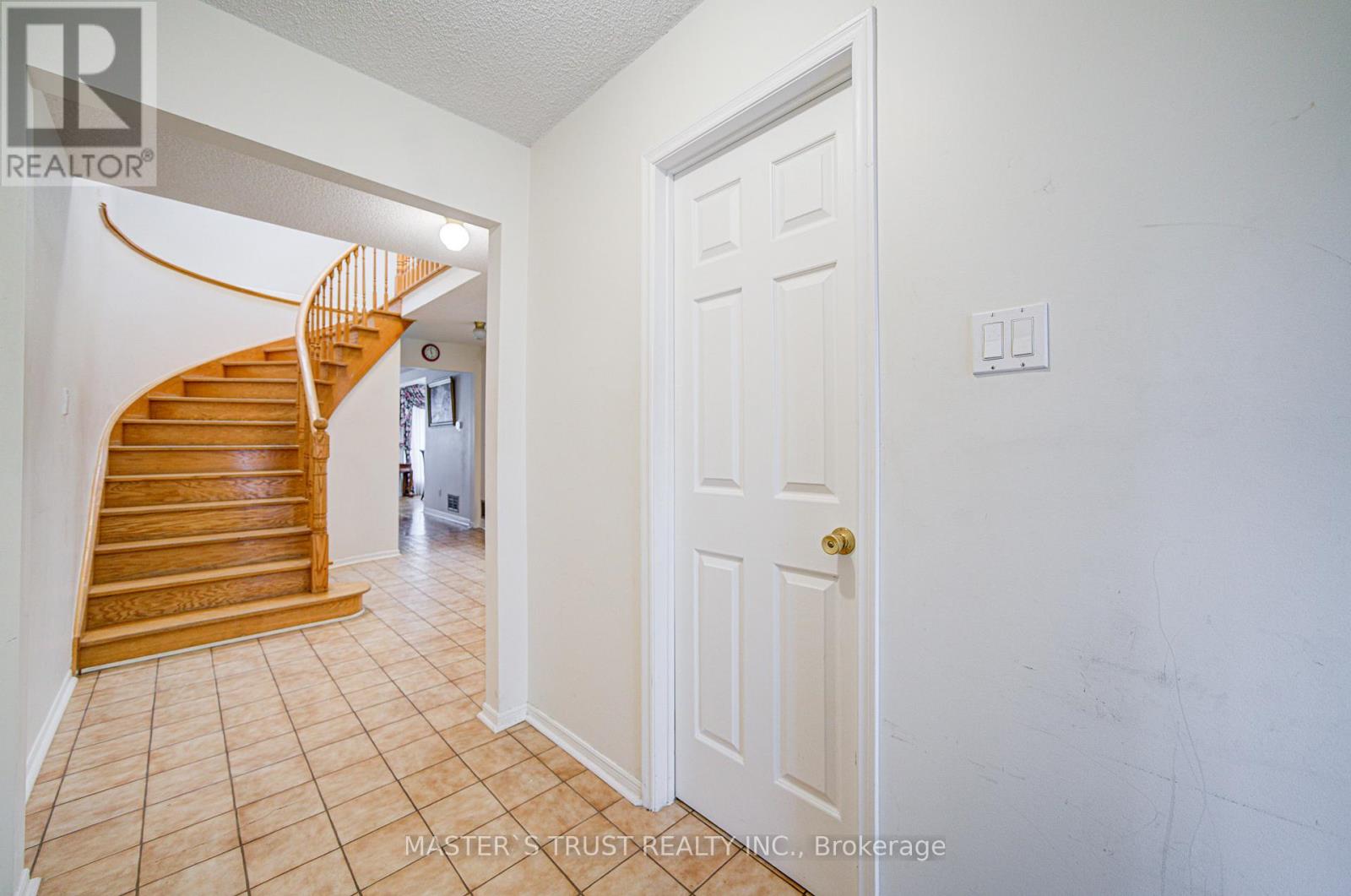34 Denby Court, Markham, Ontario  L3R 4P6 - Photo 4 - N12561060