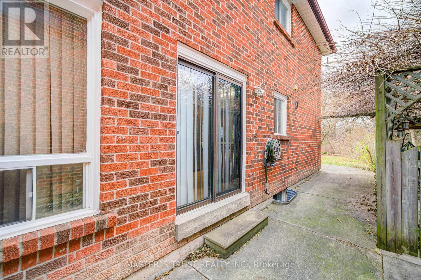 34 Denby Court, Markham, Ontario  L3R 4P6 - Photo 47 - N12561060