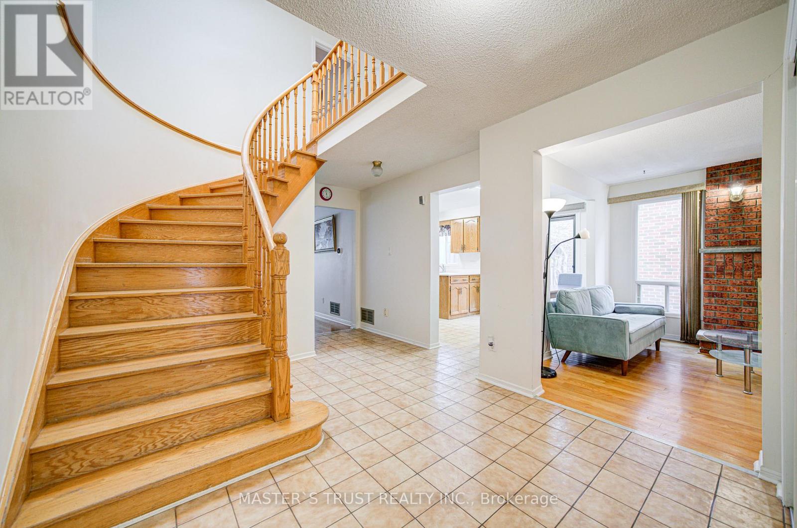 34 Denby Court, Markham, Ontario  L3R 4P6 - Photo 5 - N12561060