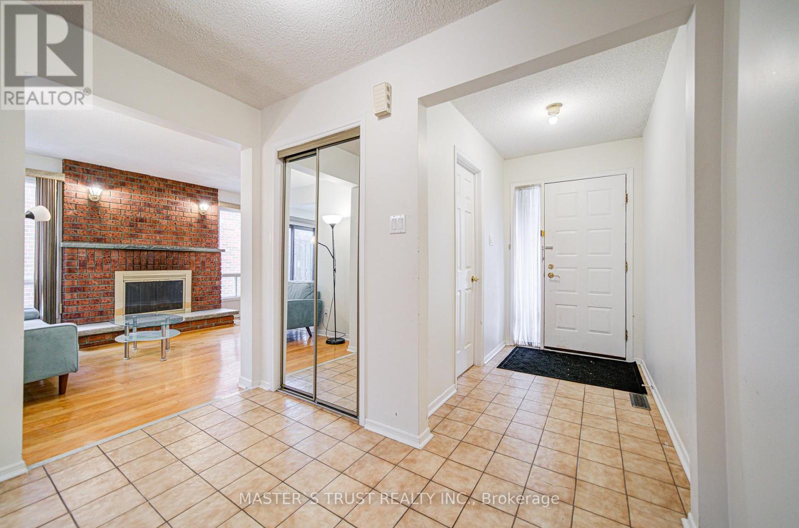 34 Denby Court, Markham, Ontario  L3R 4P6 - Photo 6 - N12561060