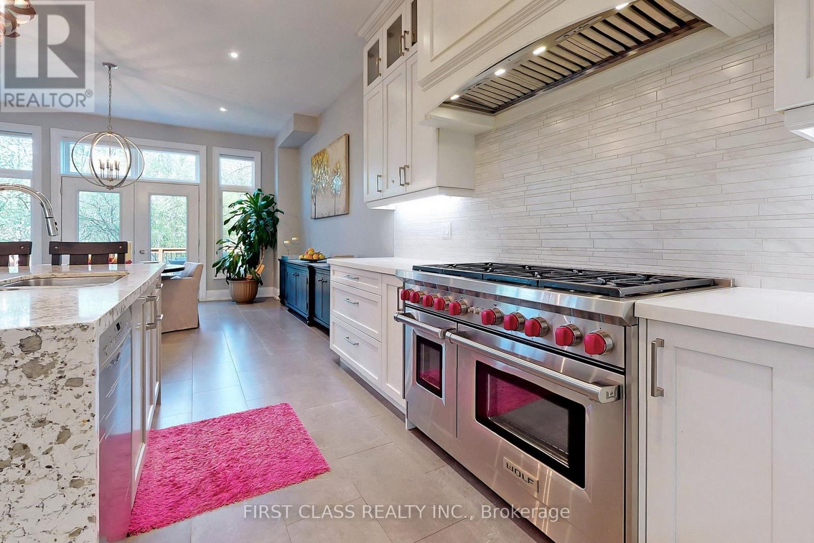 8 Heathmont Court, Richmond Hill, Ontario  L4E 1C2 - Photo 11 - N12561084