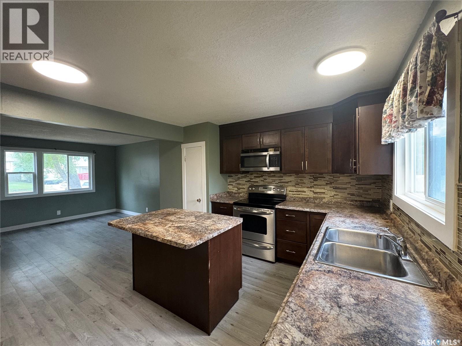 419 Royal Street, Regina, Saskatchewan  S4R 4Y5 - Photo 2 - SK019875