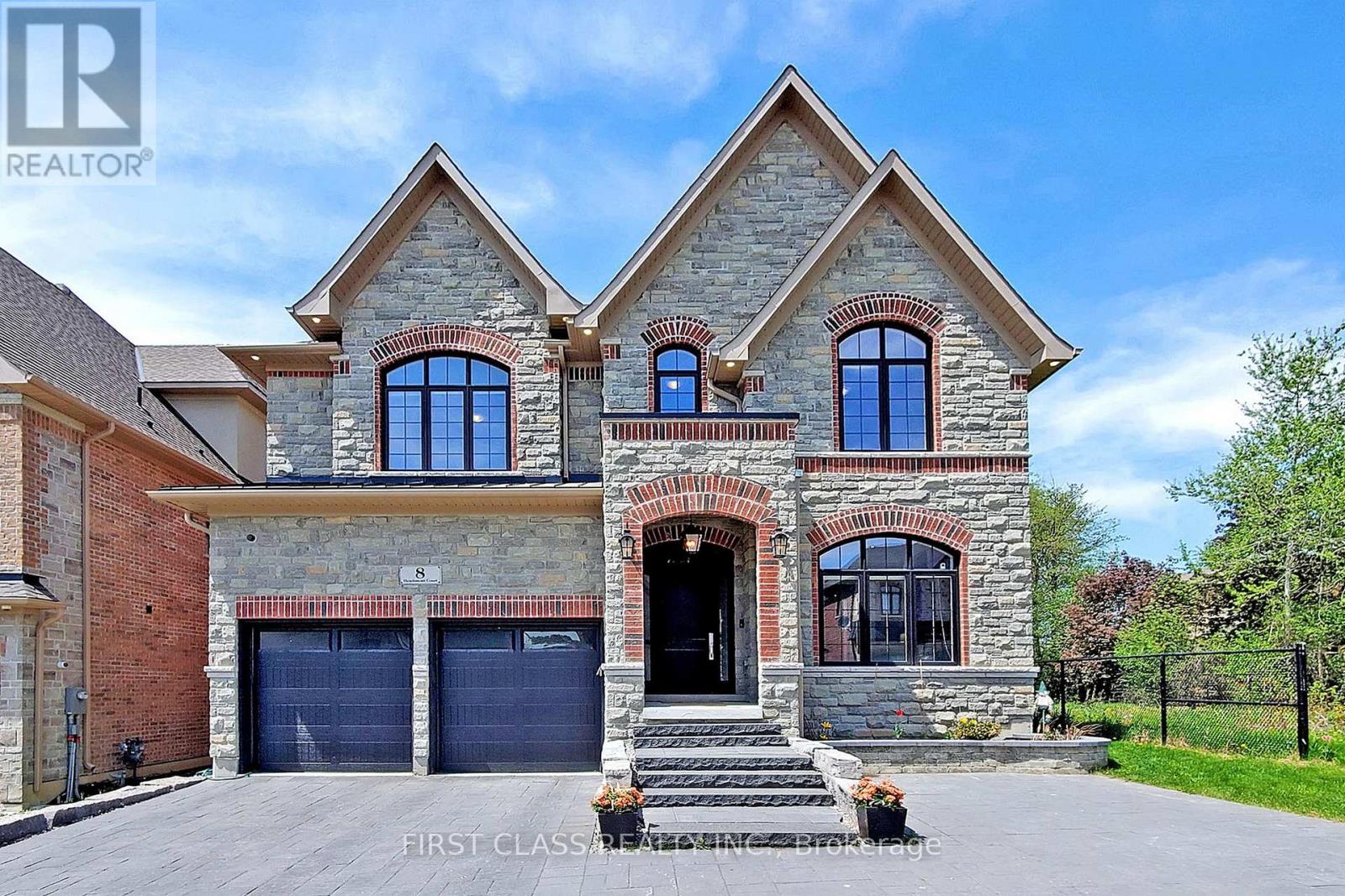 8 HEATHMONT COURT, Richmond Hill, Ontario