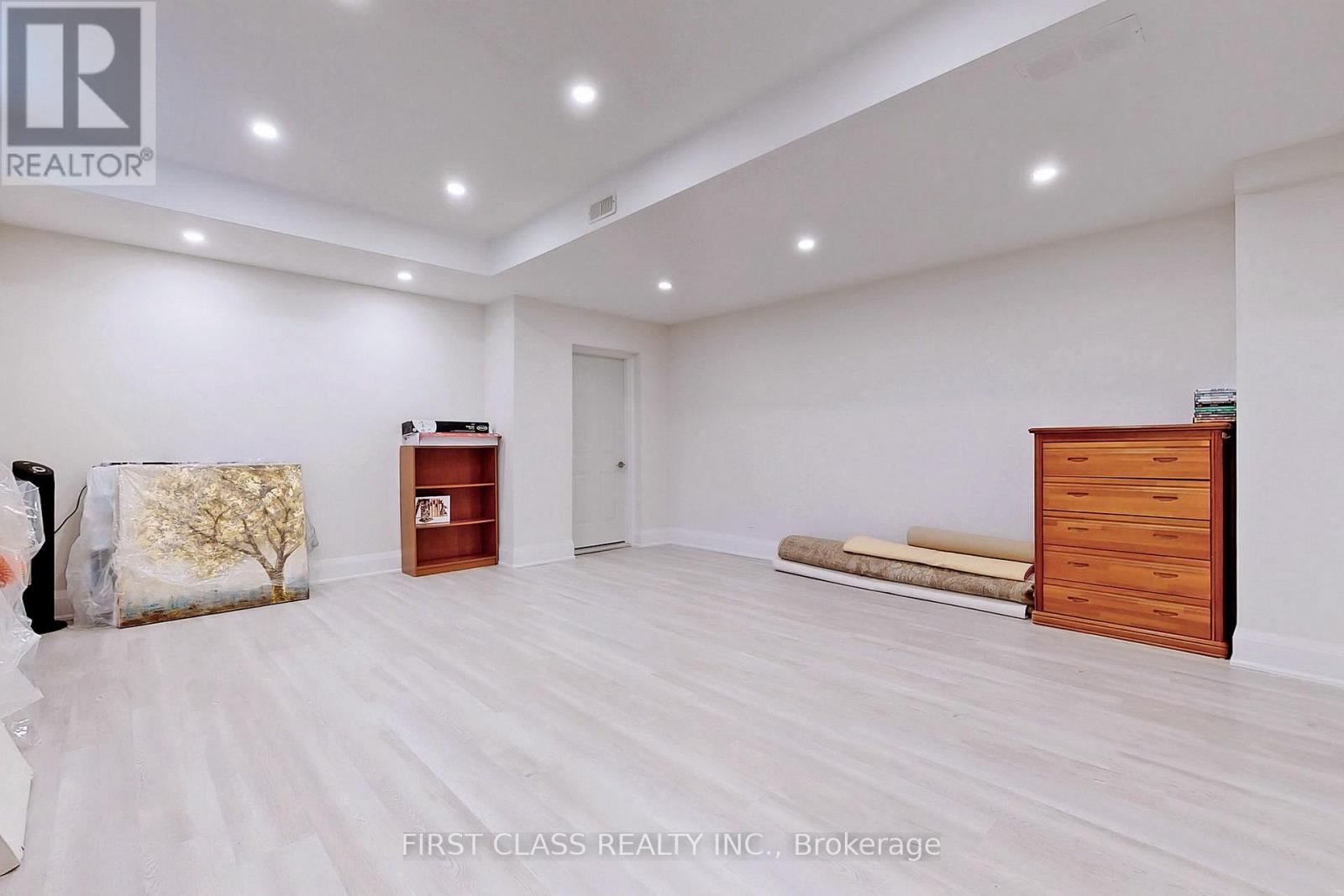 8 Heathmont Court, Richmond Hill, Ontario L4E 1C2 - Photo 27 - N12561108