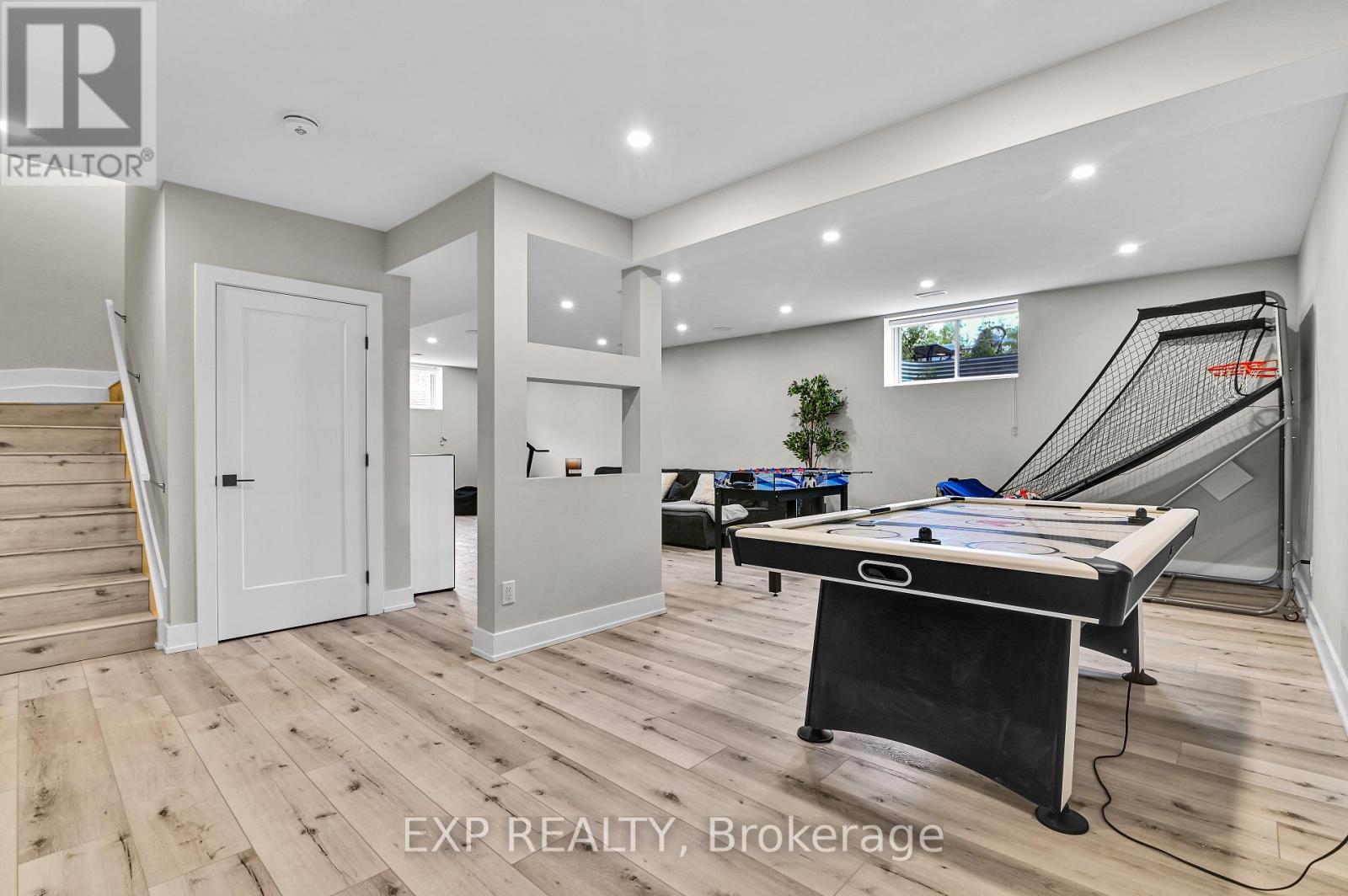 364 Gloaming Crescent, Ottawa, Ontario  K2S 1B6 - Photo 18 - X12536474