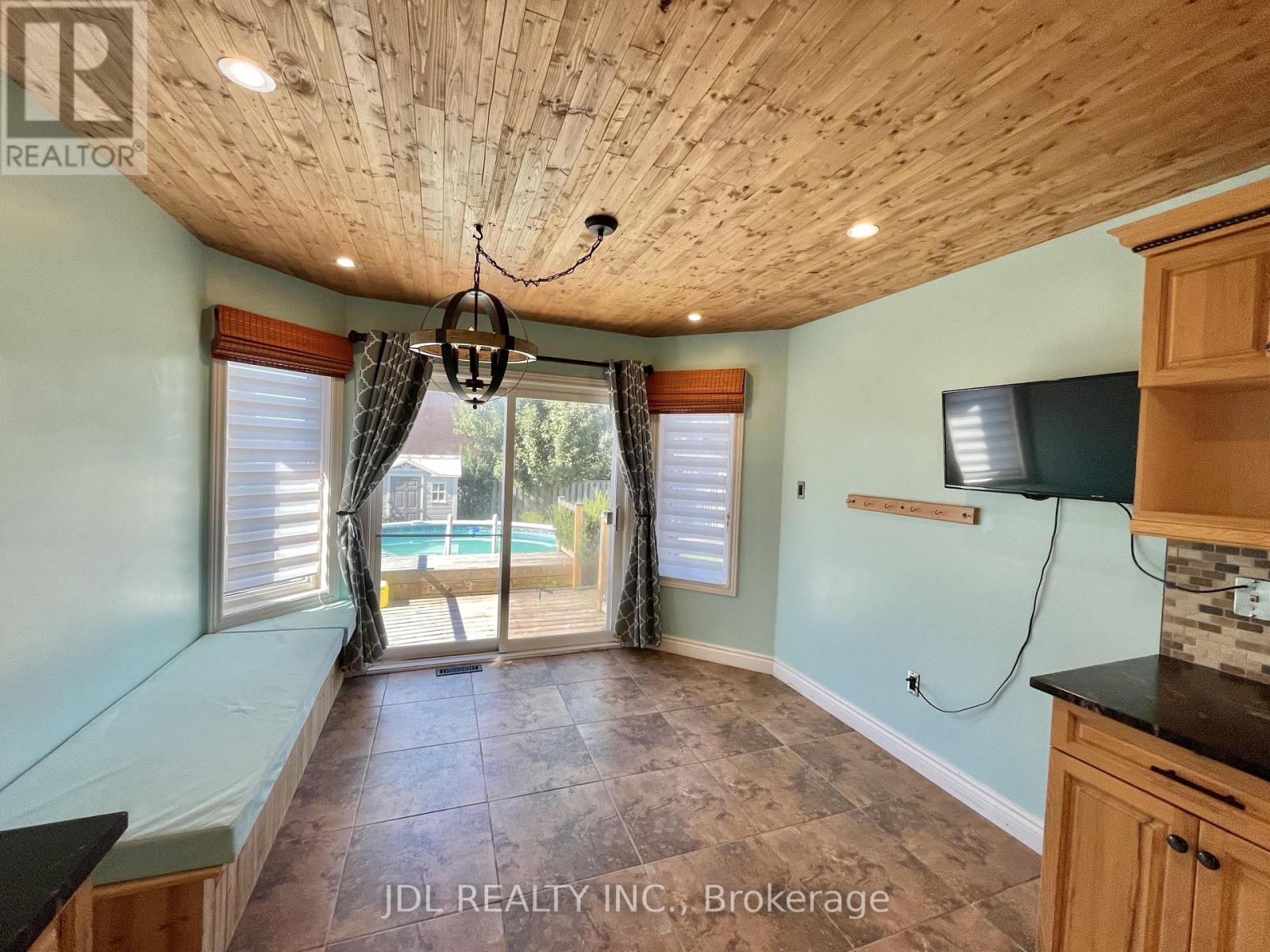 Upper - 241 Emms Drive, Barrie, Ontario L4N 0L5 - Photo 10 - S12561132