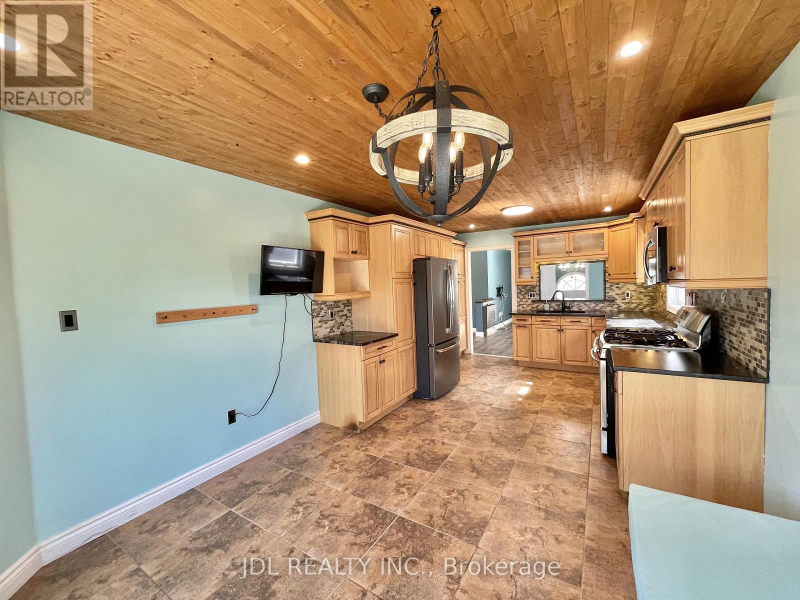 Upper - 241 Emms Drive, Barrie, Ontario L4N 0L5 - Photo 12 - S12561132