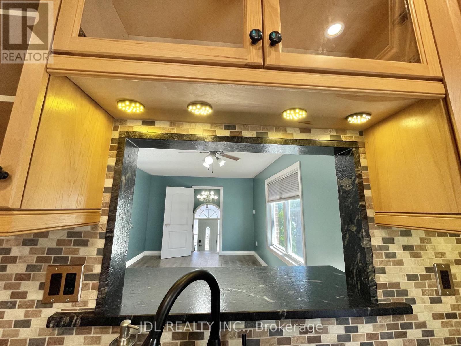 Upper - 241 Emms Drive, Barrie, Ontario L4N 0L5 - Photo 15 - S12561132