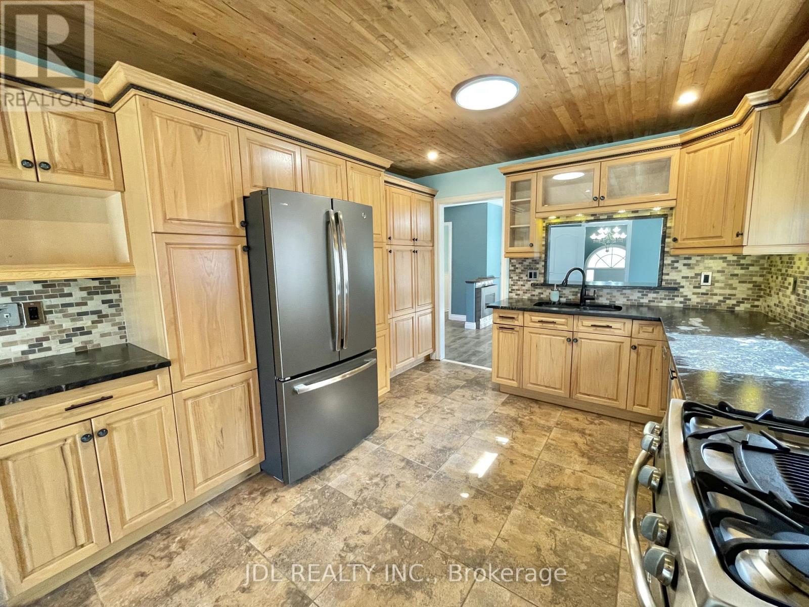 Upper - 241 Emms Drive, Barrie, Ontario L4N 0L5 - Photo 16 - S12561132