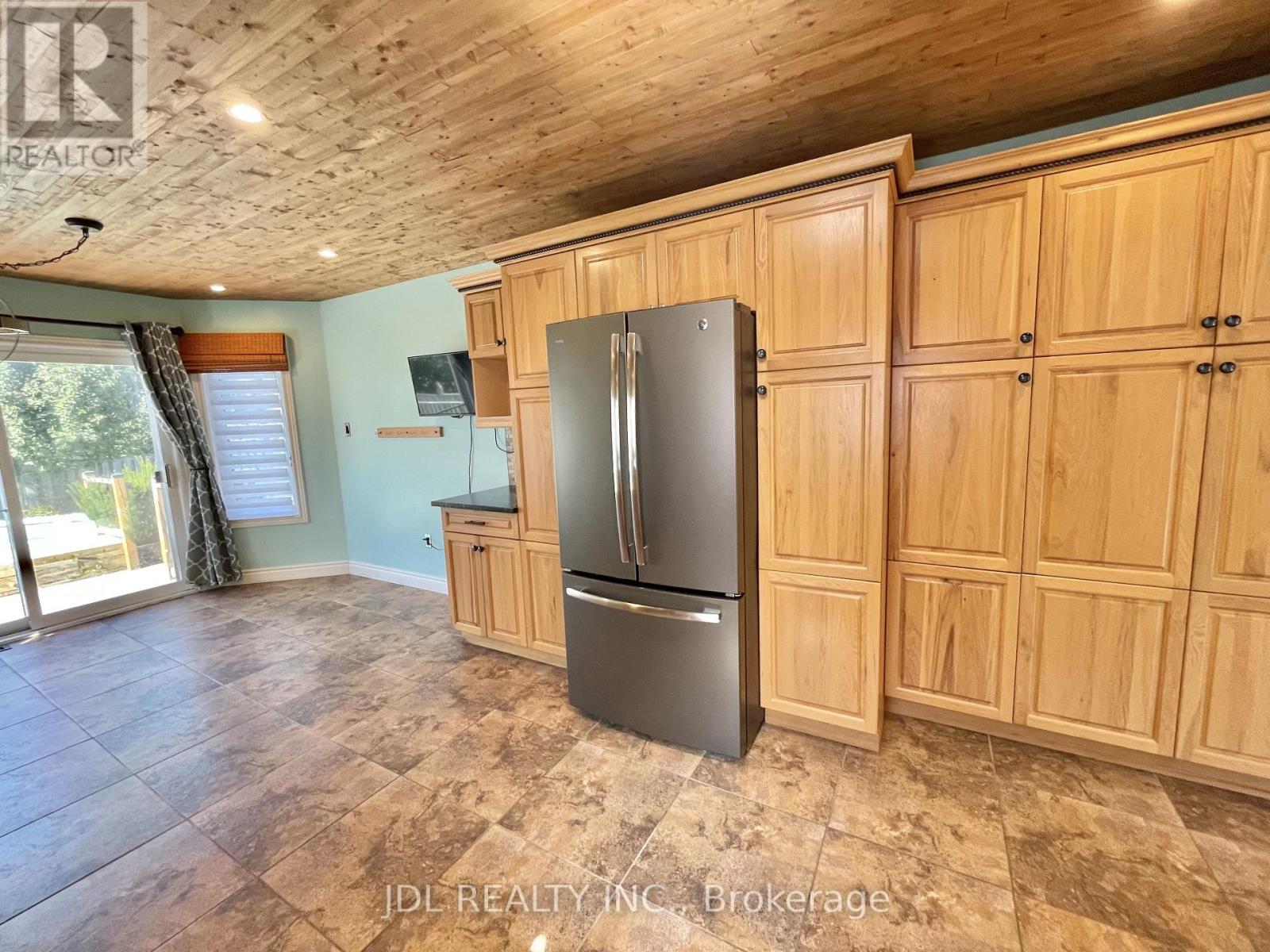 Upper - 241 Emms Drive, Barrie, Ontario L4N 0L5 - Photo 17 - S12561132