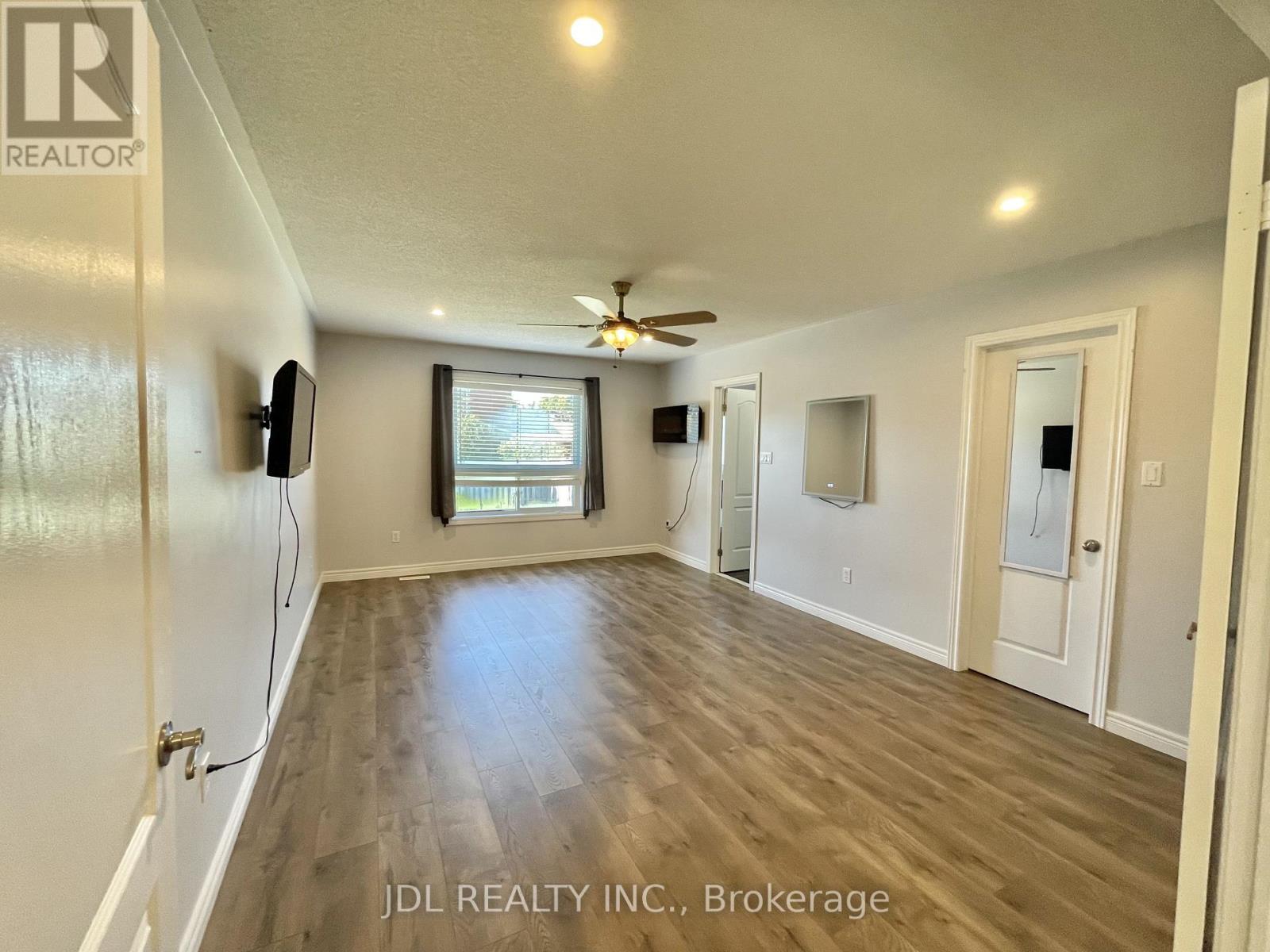 Upper - 241 Emms Drive, Barrie, Ontario L4N 0L5 - Photo 18 - S12561132