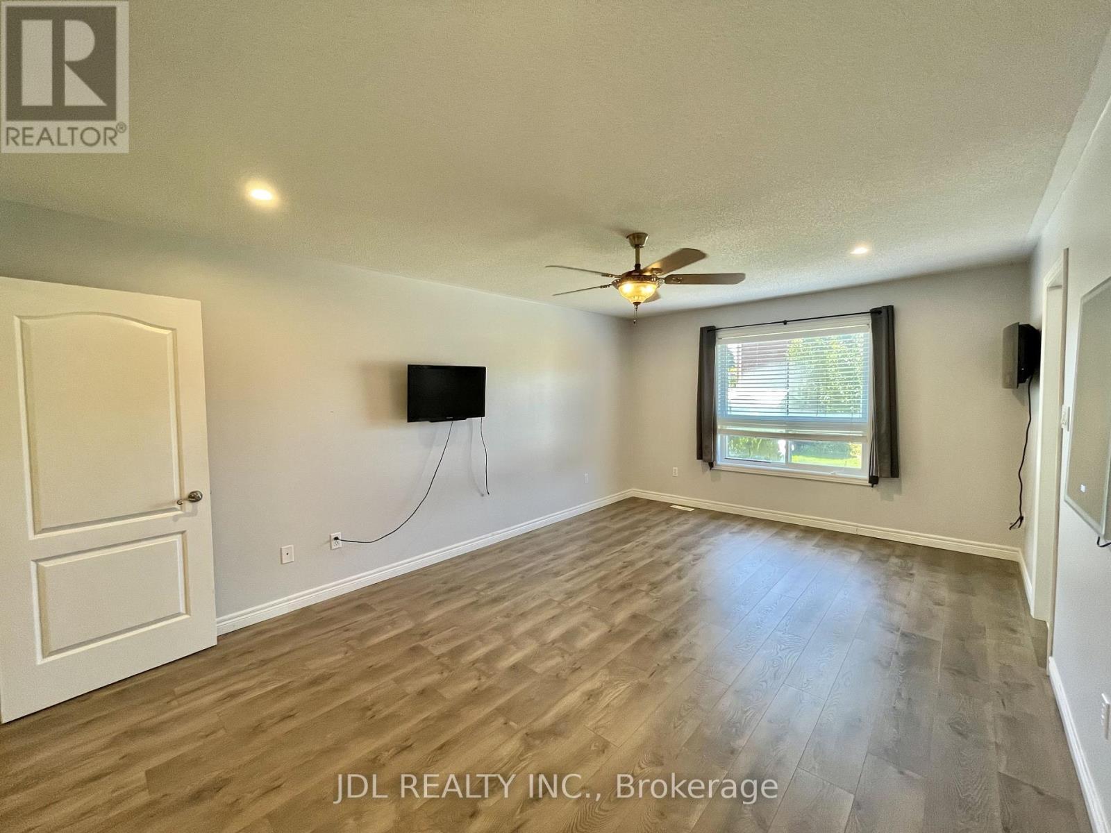 Upper - 241 Emms Drive, Barrie, Ontario L4N 0L5 - Photo 20 - S12561132