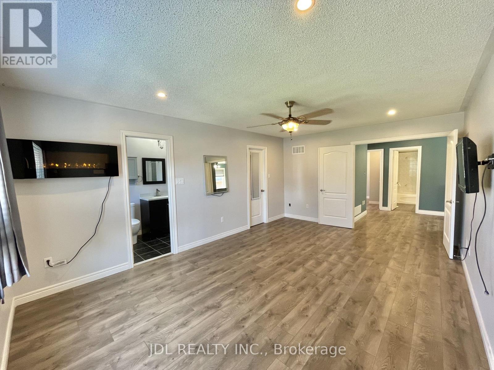 Upper - 241 Emms Drive, Barrie, Ontario L4N 0L5 - Photo 21 - S12561132