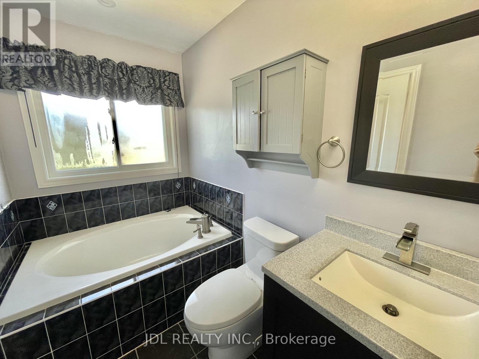 Upper - 241 Emms Drive, Barrie, Ontario L4N 0L5 - Photo 23 - S12561132