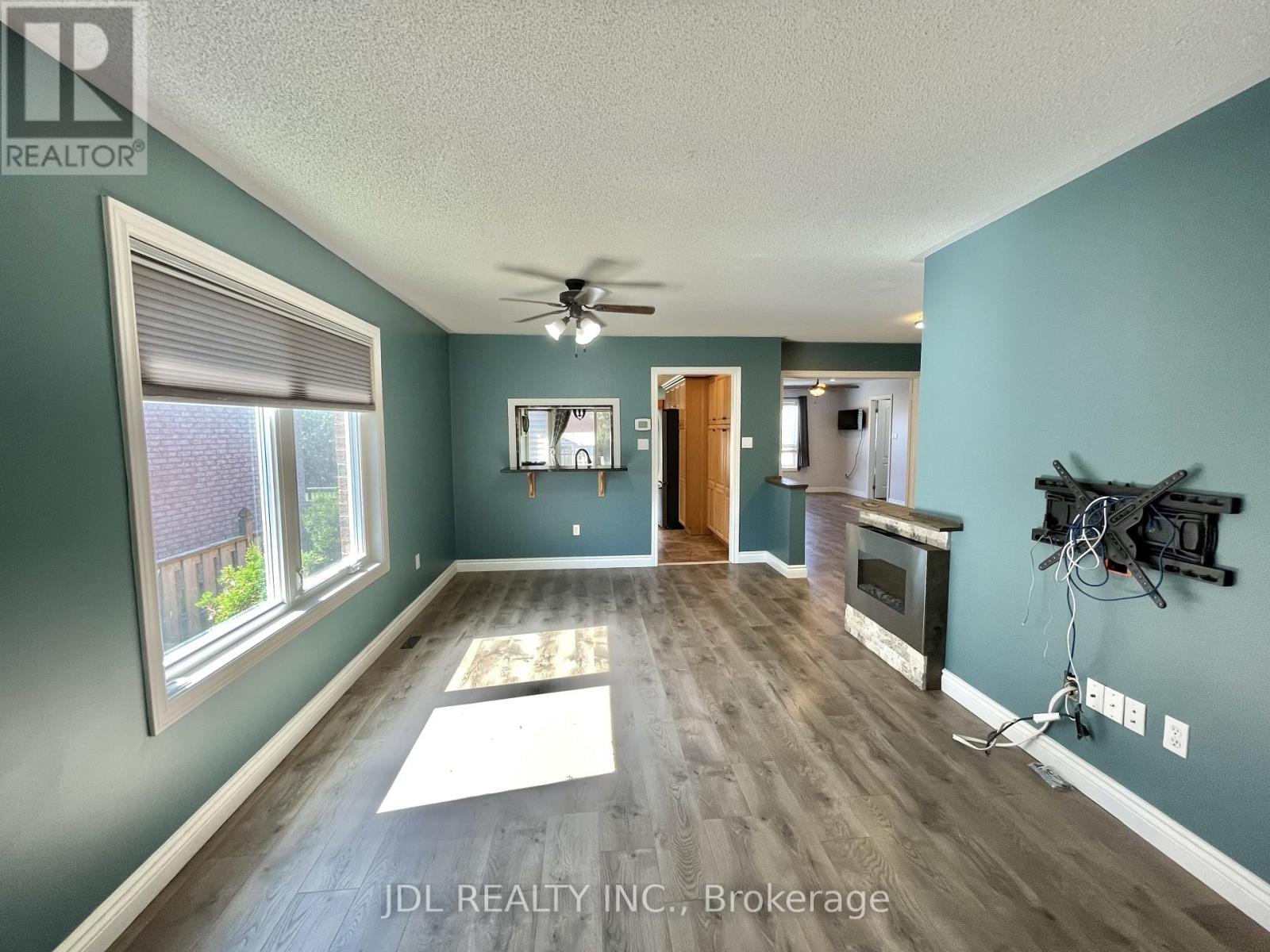 Upper - 241 Emms Drive, Barrie, Ontario L4N 0L5 - Photo 4 - S12561132