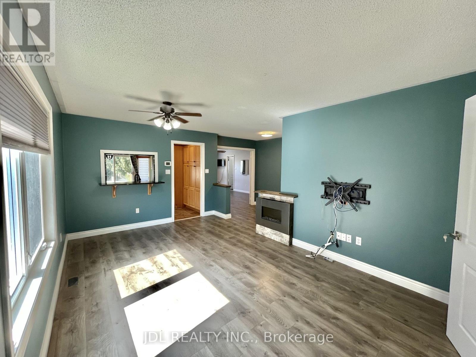 Upper - 241 Emms Drive, Barrie, Ontario L4N 0L5 - Photo 5 - S12561132