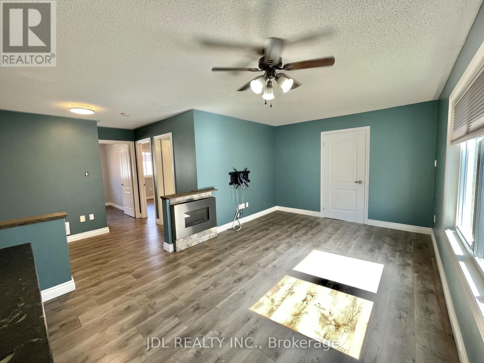 Upper - 241 Emms Drive, Barrie, Ontario L4N 0L5 - Photo 7 - S12561132