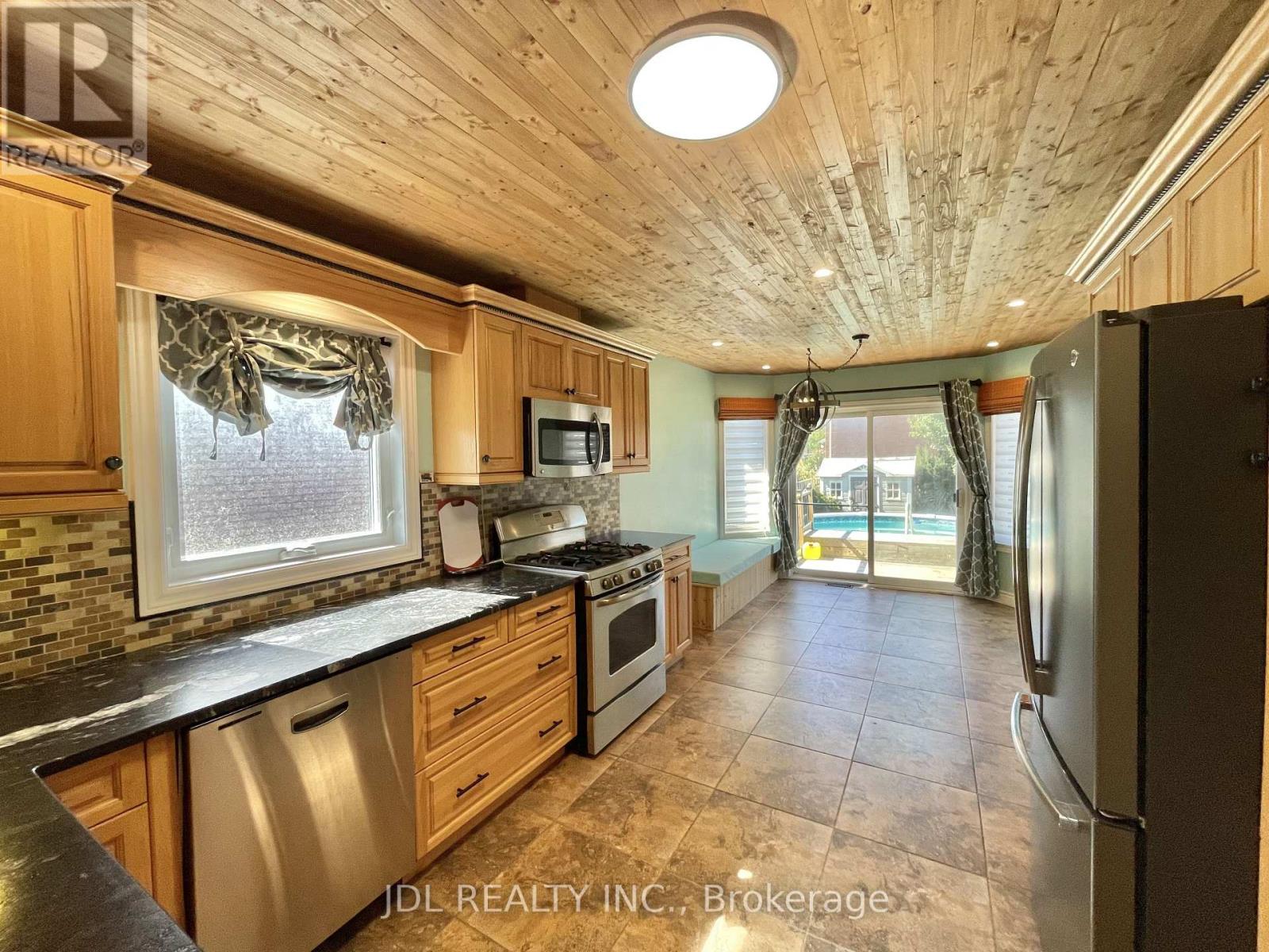 Upper - 241 Emms Drive, Barrie, Ontario L4N 0L5 - Photo 8 - S12561132