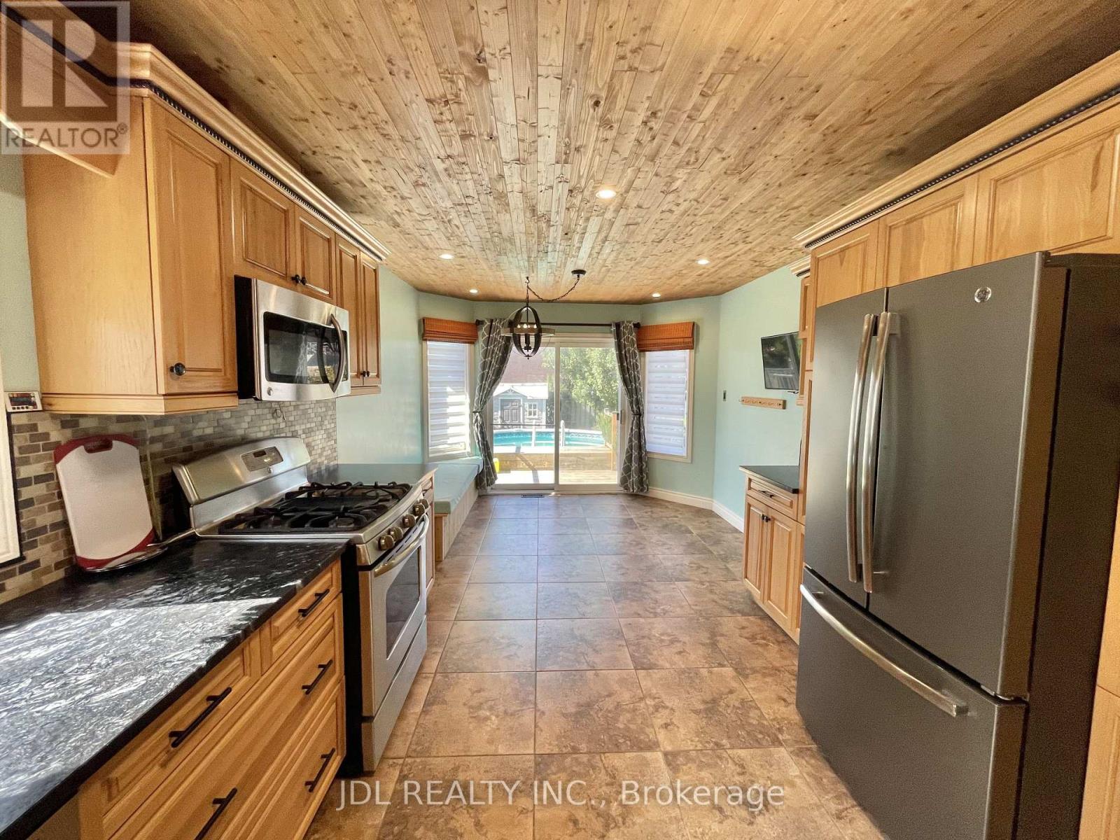 Upper - 241 Emms Drive, Barrie, Ontario L4N 0L5 - Photo 9 - S12561132