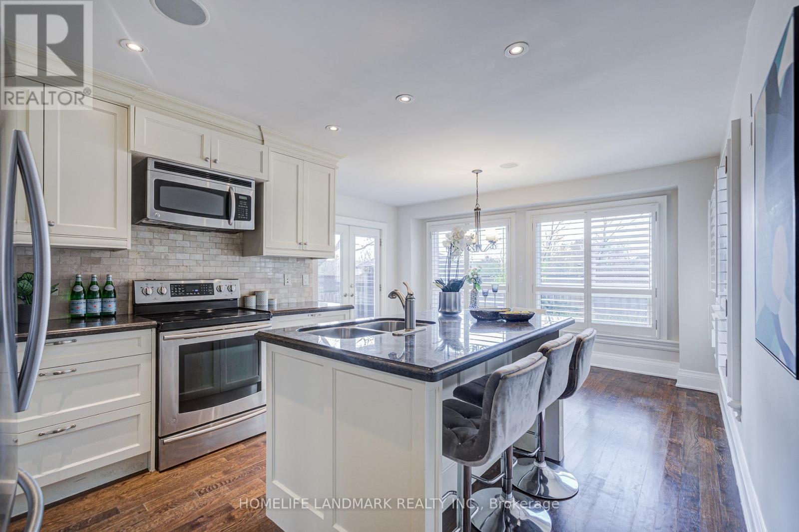 1124 Creekside Drive, Oakville, Ontario  L6H 4Z5 - Photo 10 - W12561100