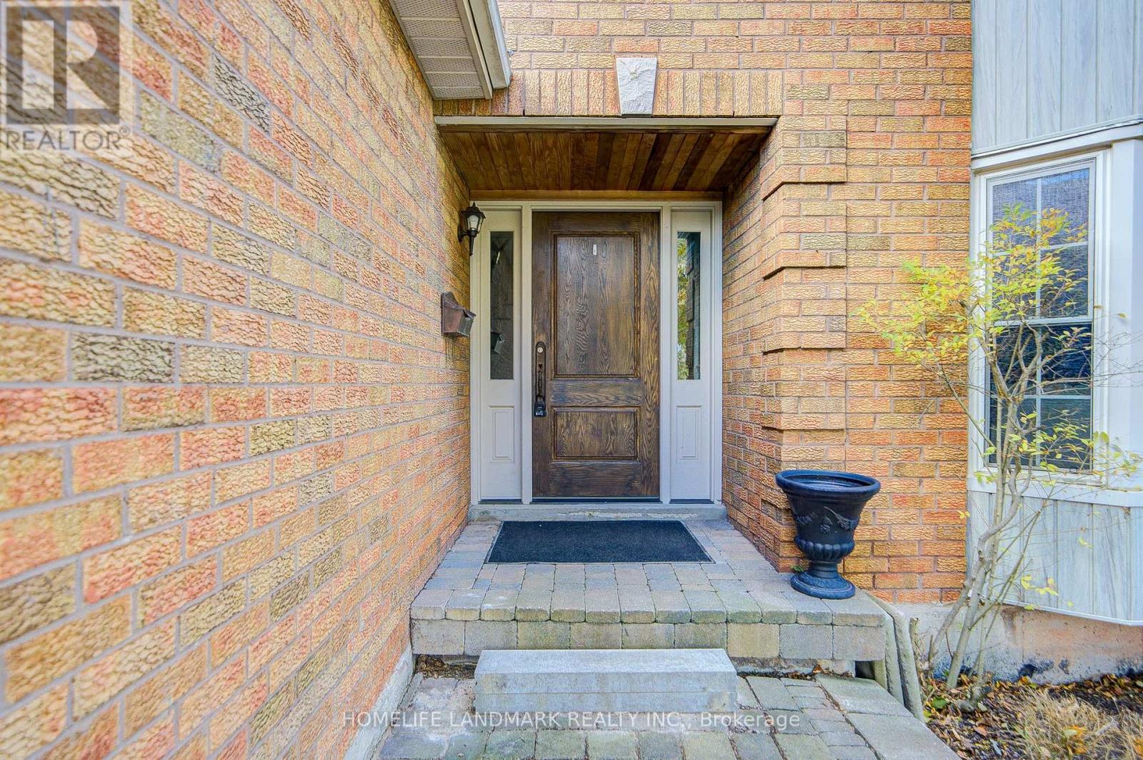 1124 Creekside Drive, Oakville, Ontario  L6H 4Z5 - Photo 2 - W12561100