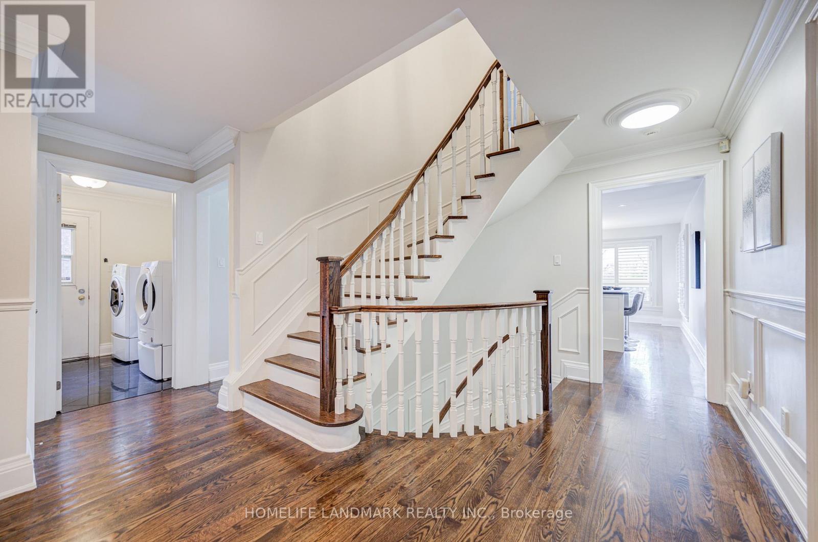 1124 Creekside Drive, Oakville, Ontario  L6H 4Z5 - Photo 3 - W12561100