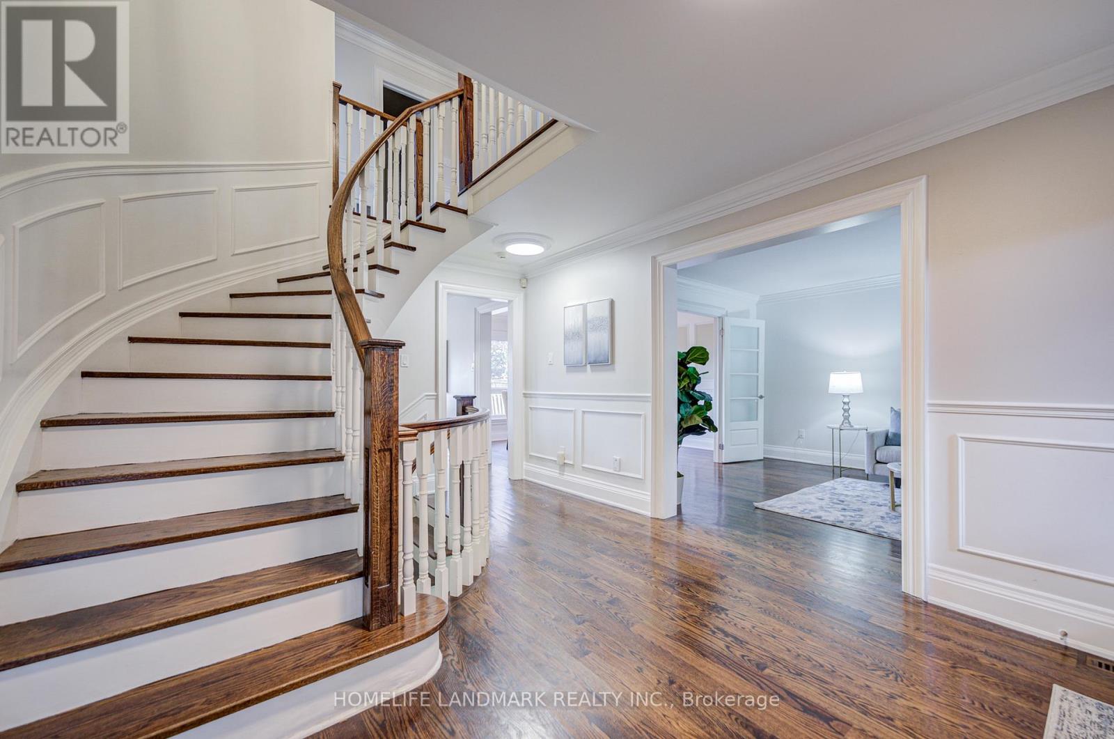 1124 Creekside Drive, Oakville, Ontario  L6H 4Z5 - Photo 5 - W12561100