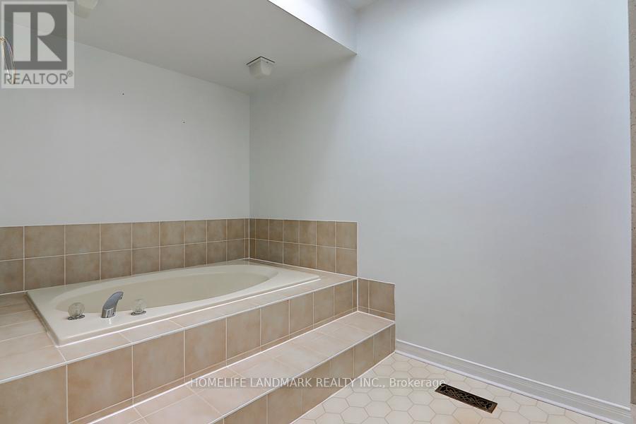 3586 Italia Crescent, Mississauga, Ontario L5B 3T5 - Photo 24 - W12561110
