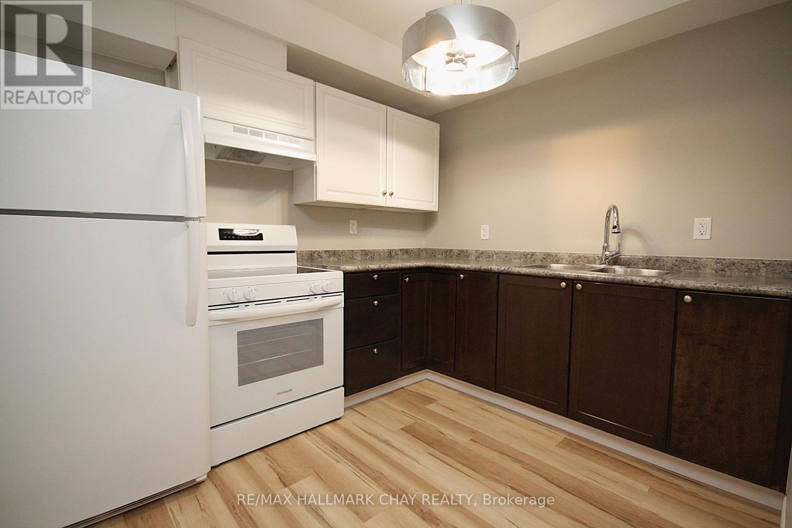 B - 36 Porritt Street, Barrie, Ontario  L4N 6Y3 - Photo 3 - S12561144