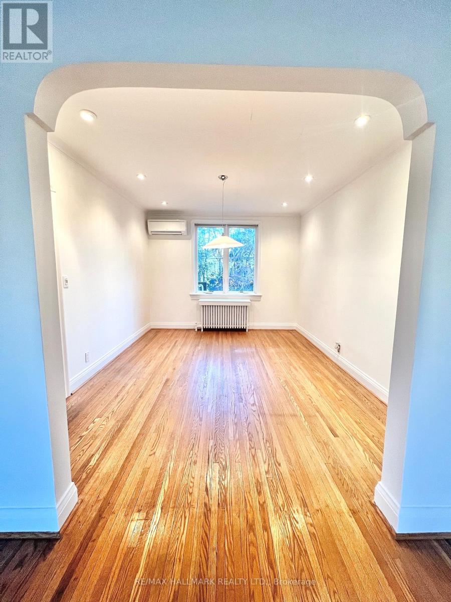 59 Divadale Drive, Toronto, Ontario  M4G 2P1 - Photo 5 - C12561166