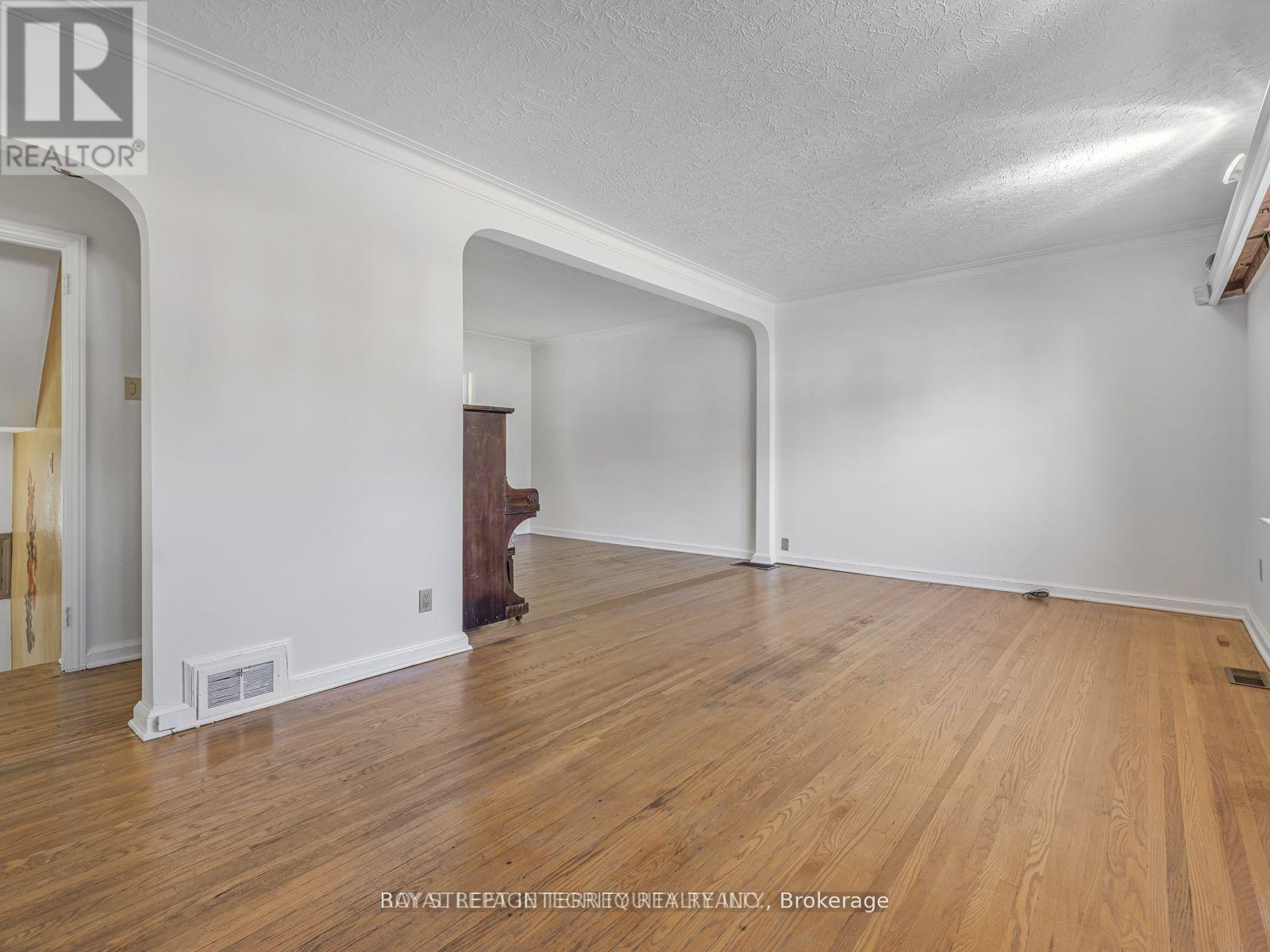 7 Devondale Avenue, Toronto, Ontario  M2R 2C9 - Photo 3 - C12561244